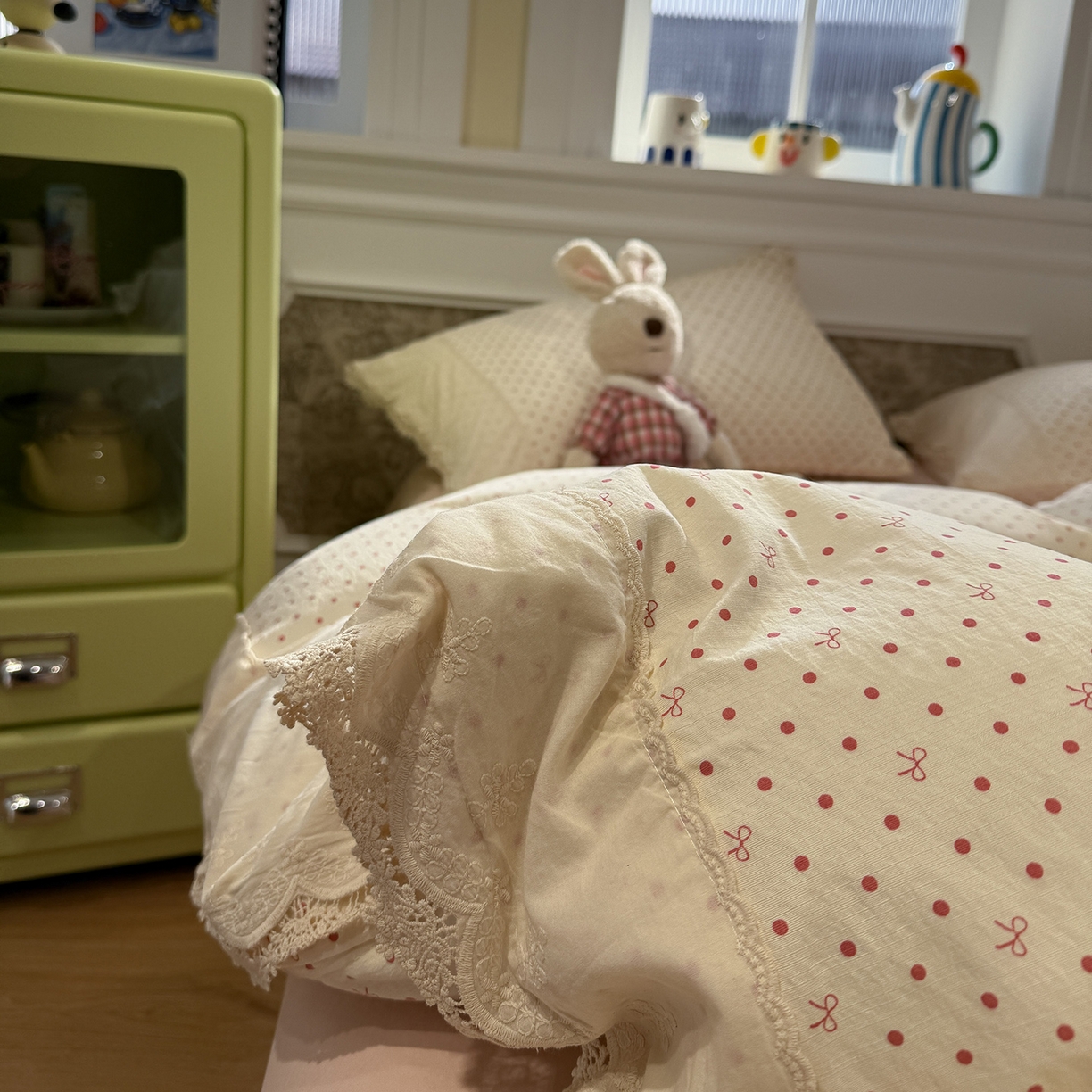 91家纺网 家纺一手货源 找家纺 盼季家纺 2026新款舒适皱皱纱印花蕾丝花边四件套 复古蕾丝花边-蝴蝶结粉波