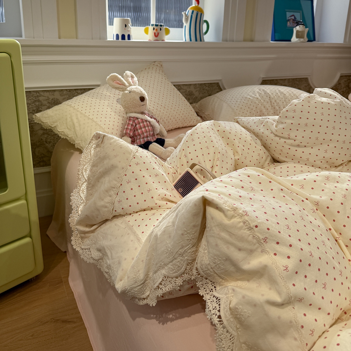 91家纺网 家纺一手货源 找家纺 盼季家纺 2026新款舒适皱皱纱印花蕾丝花边四件套 复古蕾丝花边-蝴蝶结粉波