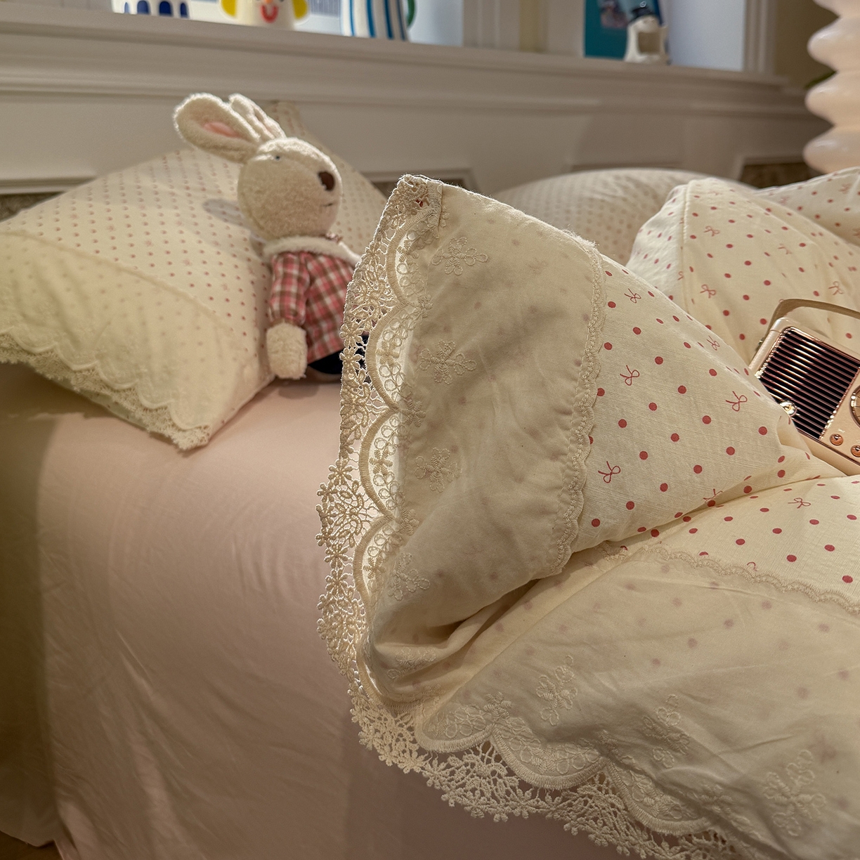 91家纺网 家纺一手货源 找家纺 盼季家纺 2026新款舒适皱皱纱印花蕾丝花边四件套 复古蕾丝花边-蝴蝶结粉波