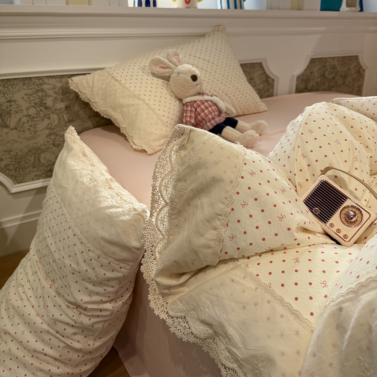 91家纺网 家纺一手货源 找家纺 盼季家纺 2026新款舒适皱皱纱印花蕾丝花边四件套 复古蕾丝花边-蝴蝶结粉波