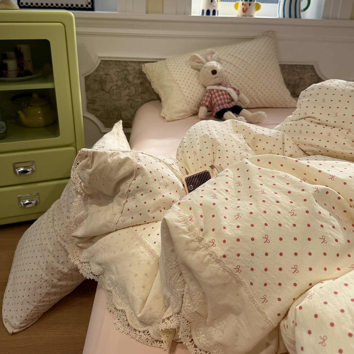 91家纺网 家纺一手货源 找家纺 盼季家纺 2026新款舒适皱皱纱印花蕾丝花边四件套 复古蕾丝花边-蝴蝶结粉波