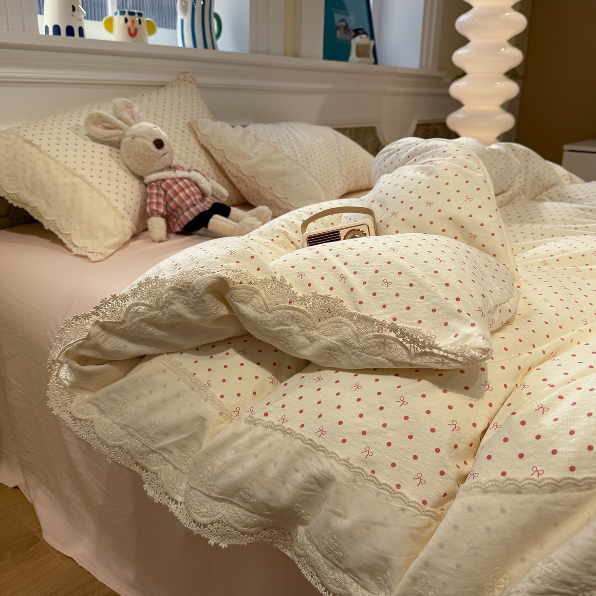 91家纺网 家纺一手货源 找家纺 盼季家纺 2026新款舒适皱皱纱印花蕾丝花边四件套 复古蕾丝花边-蝴蝶结粉波