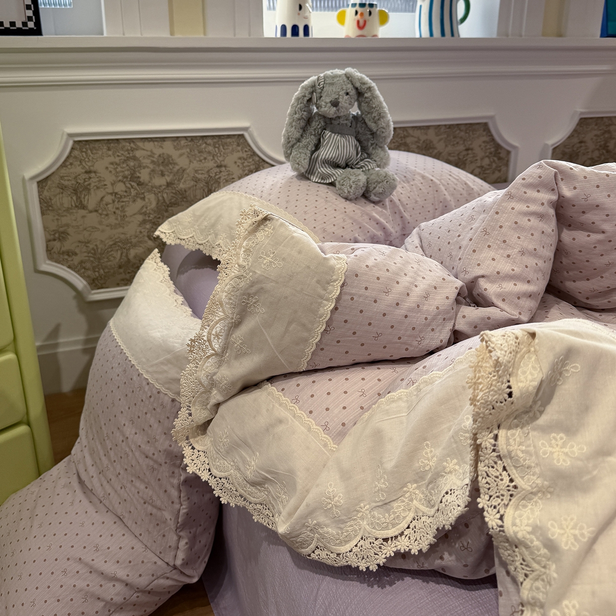 91家纺网 家纺一手货源 找家纺 盼季家纺 2026新款舒适皱皱纱印花蕾丝花边四件套 复古蕾丝花边-蝴蝶结紫波