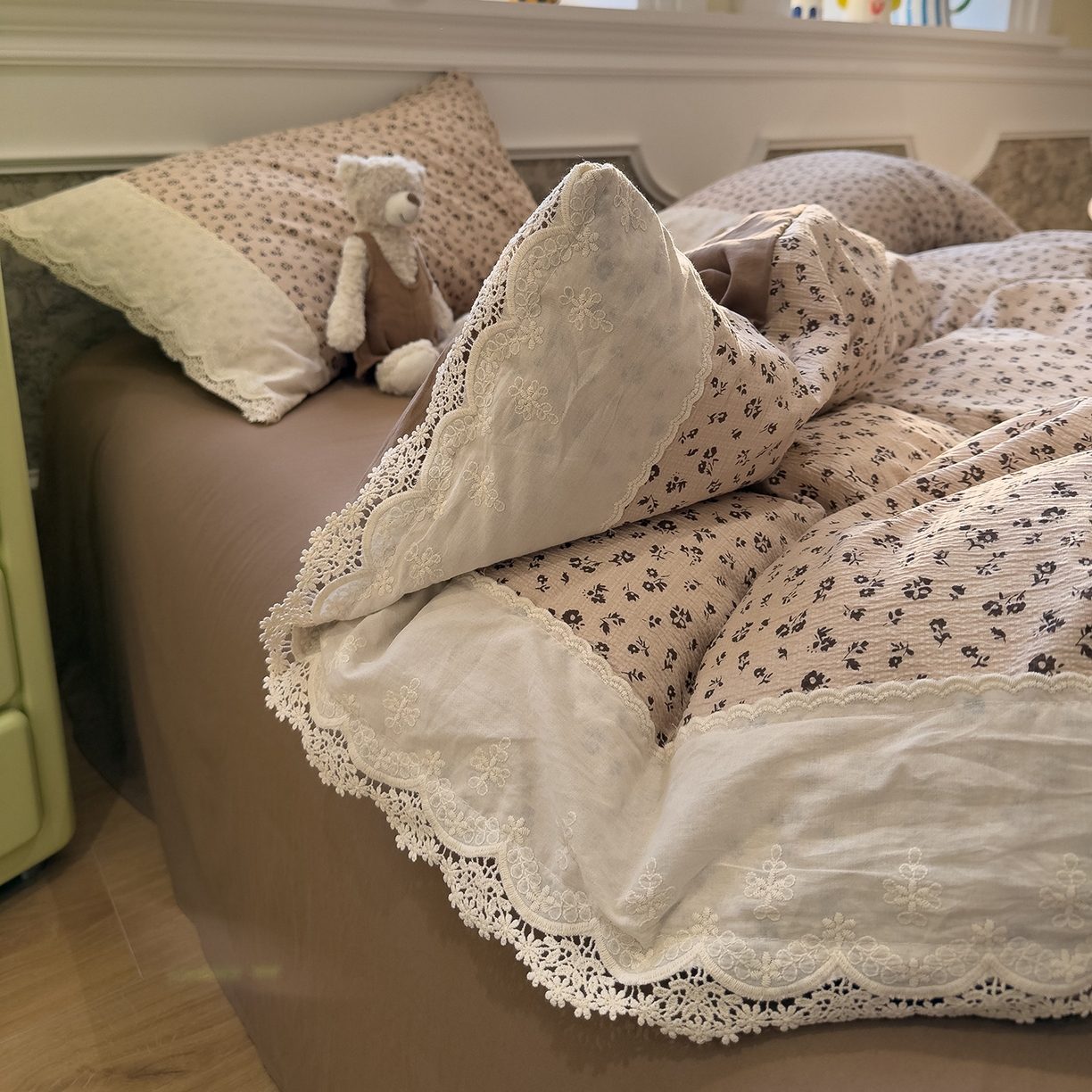 91家纺网 家纺一手货源 找家纺 盼季家纺 2026新款舒适皱皱纱印花蕾丝花边四件套 复古蕾丝花边-咖诺