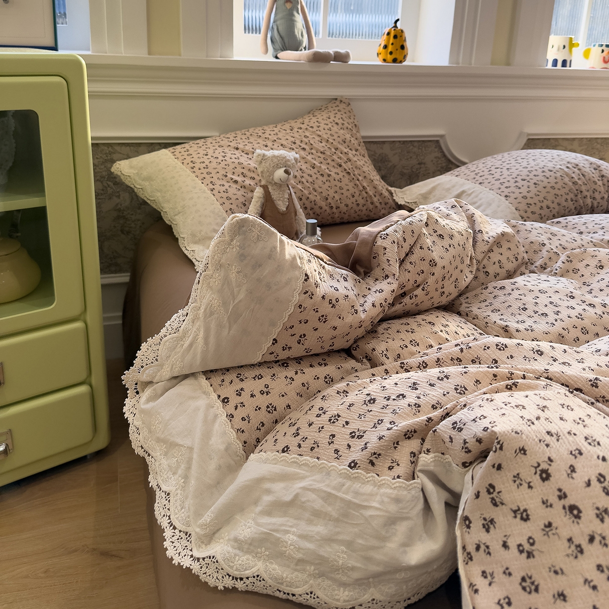 91家纺网 家纺一手货源 找家纺 盼季家纺 2026新款舒适皱皱纱印花蕾丝花边四件套 复古蕾丝花边-咖诺