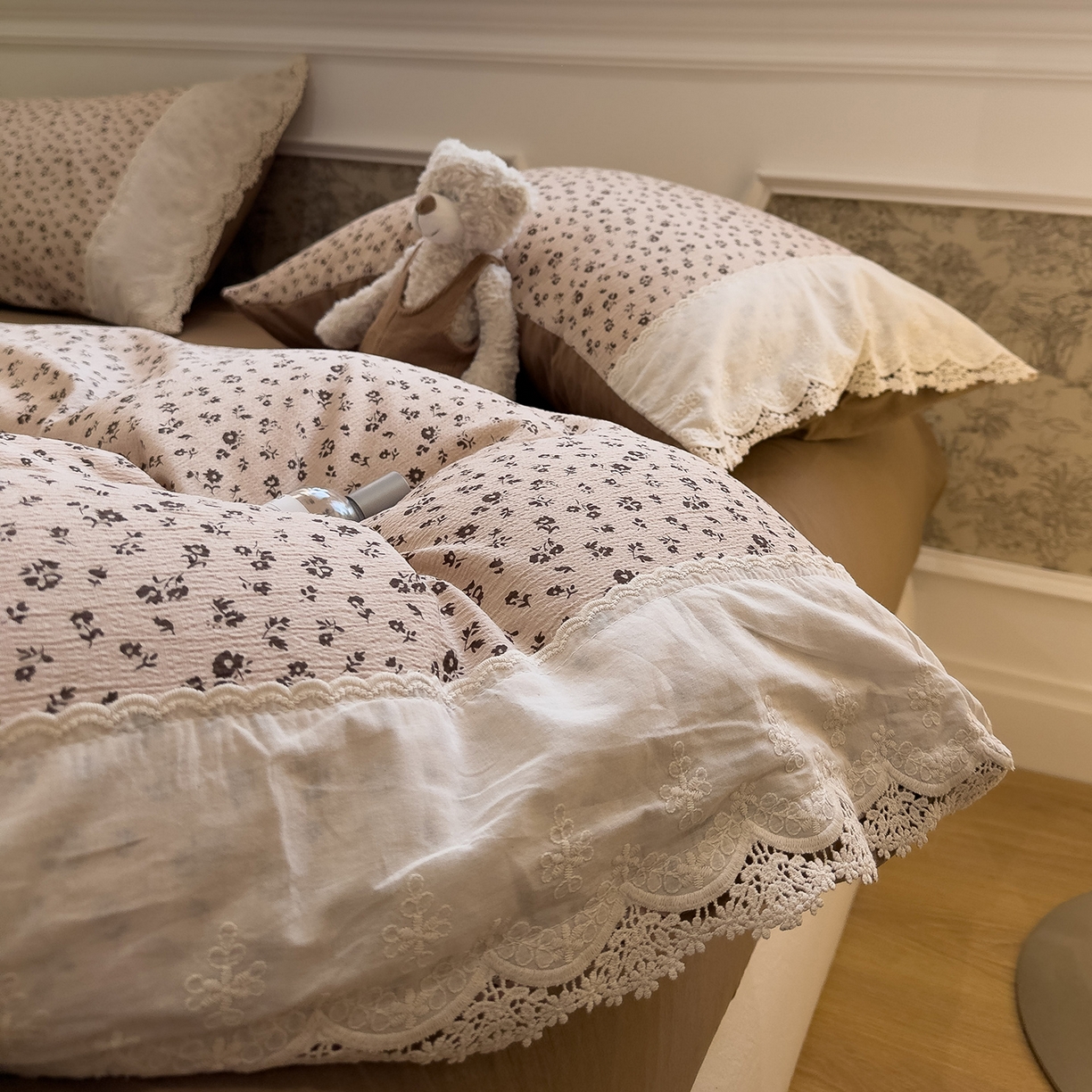 91家纺网 家纺一手货源 找家纺 盼季家纺 2026新款舒适皱皱纱印花蕾丝花边四件套 复古蕾丝花边-咖诺