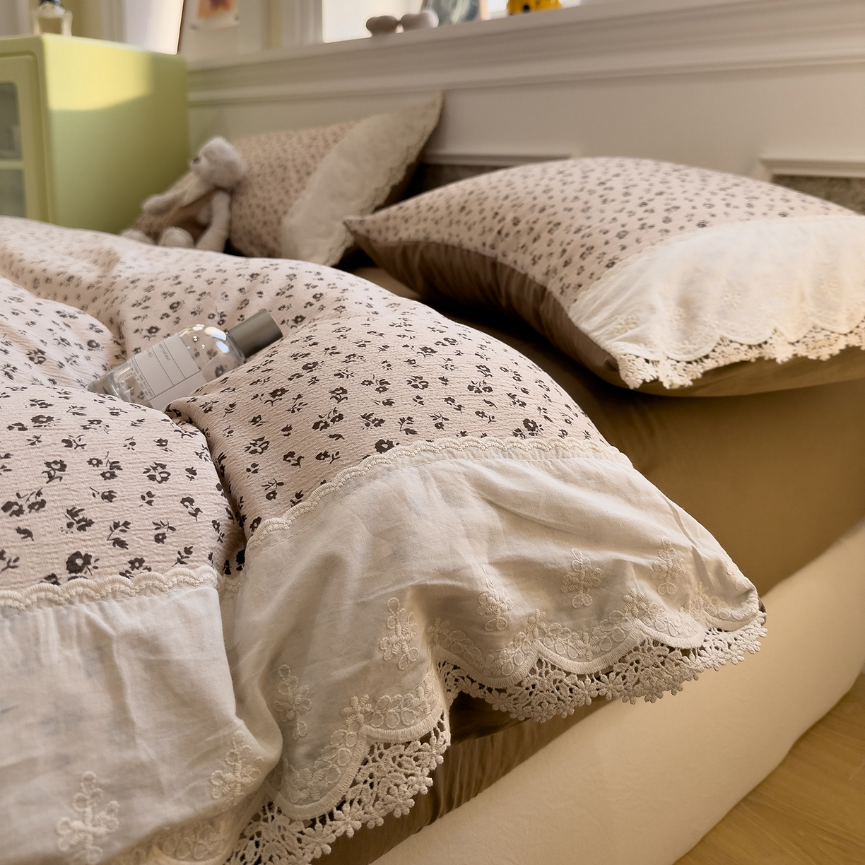 91家纺网 家纺一手货源 找家纺 盼季家纺 2026新款舒适皱皱纱印花蕾丝花边四件套 复古蕾丝花边-咖诺