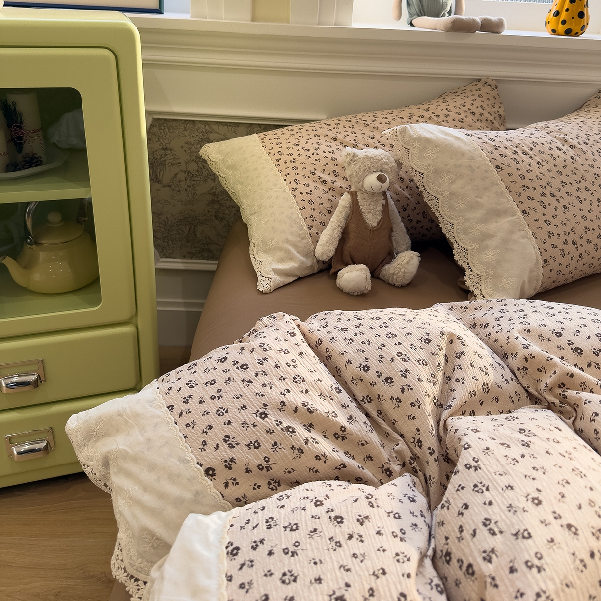 91家纺网 家纺一手货源 找家纺 盼季家纺 2026新款舒适皱皱纱印花蕾丝花边四件套 复古蕾丝花边-咖诺