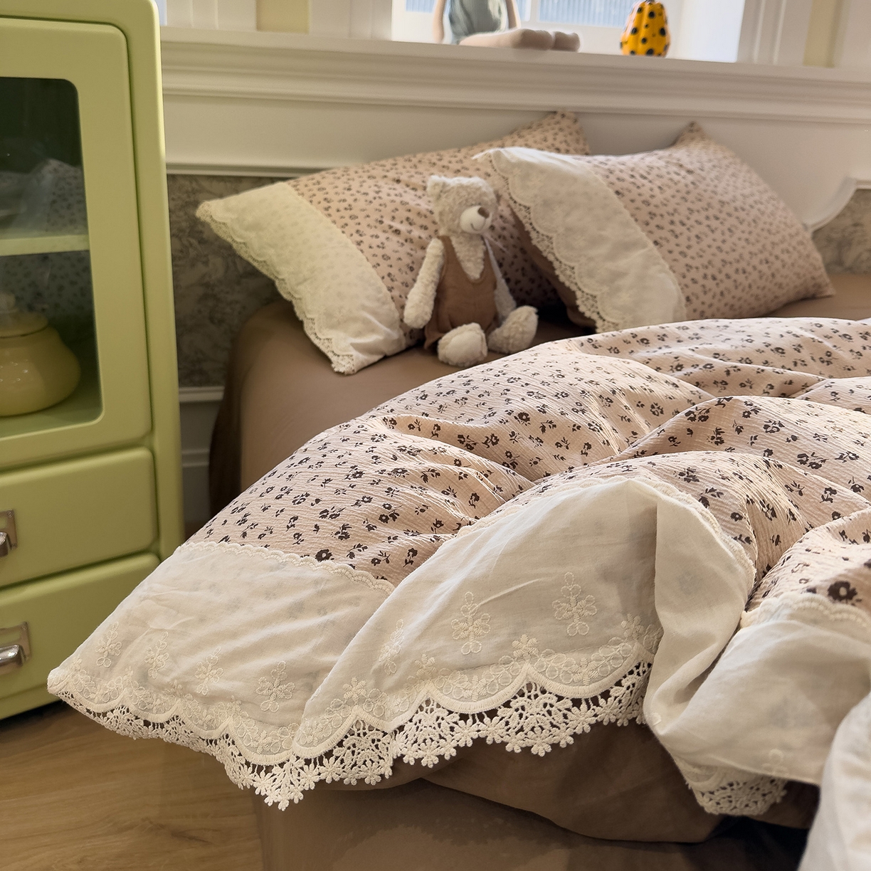 91家纺网 家纺一手货源 找家纺 盼季家纺 2026新款舒适皱皱纱印花蕾丝花边四件套 复古蕾丝花边-咖诺