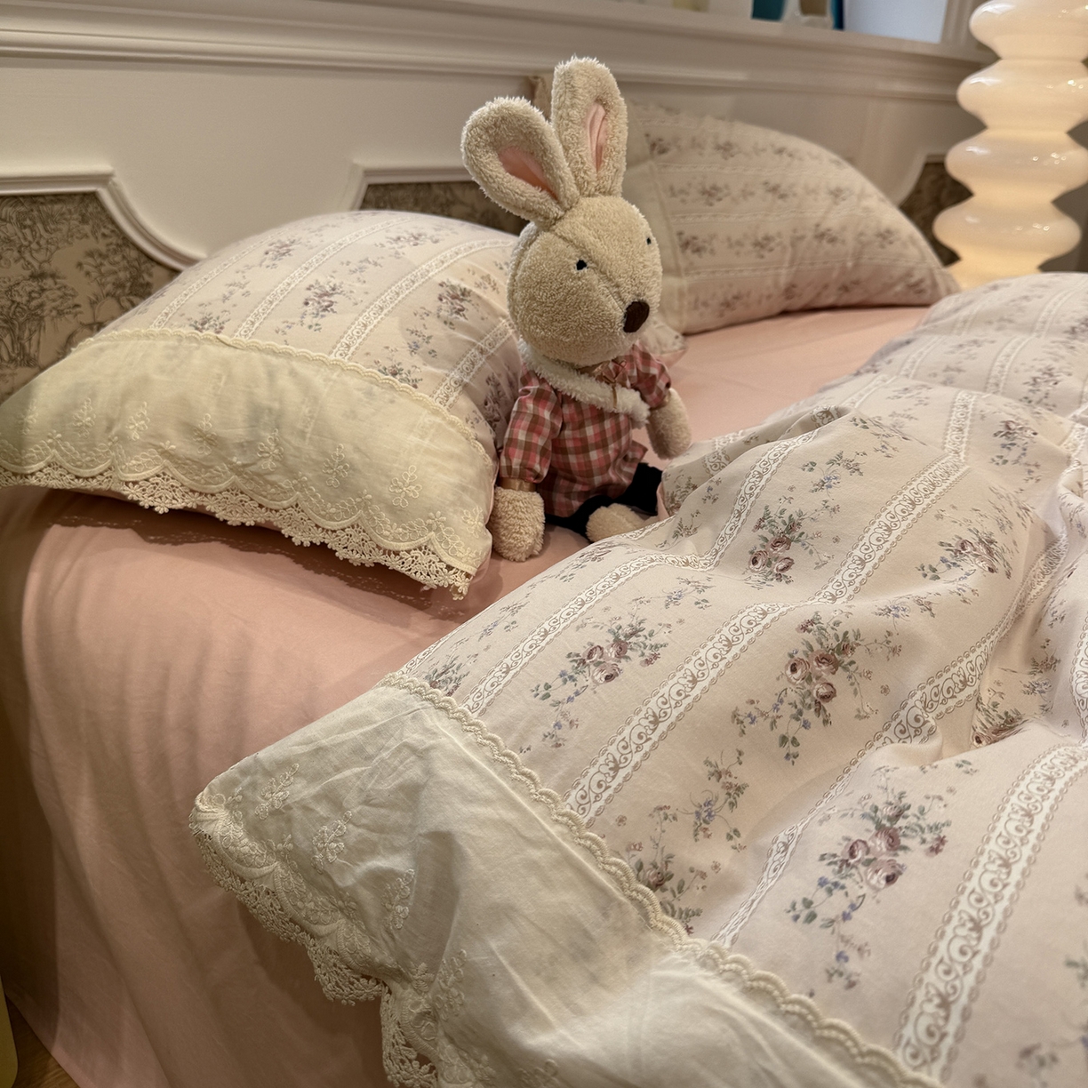 91家纺网 家纺一手货源 找家纺 盼季家纺 2026新款舒适皱皱纱印花蕾丝花边四件套 复古蕾丝花边-舒芙蕾