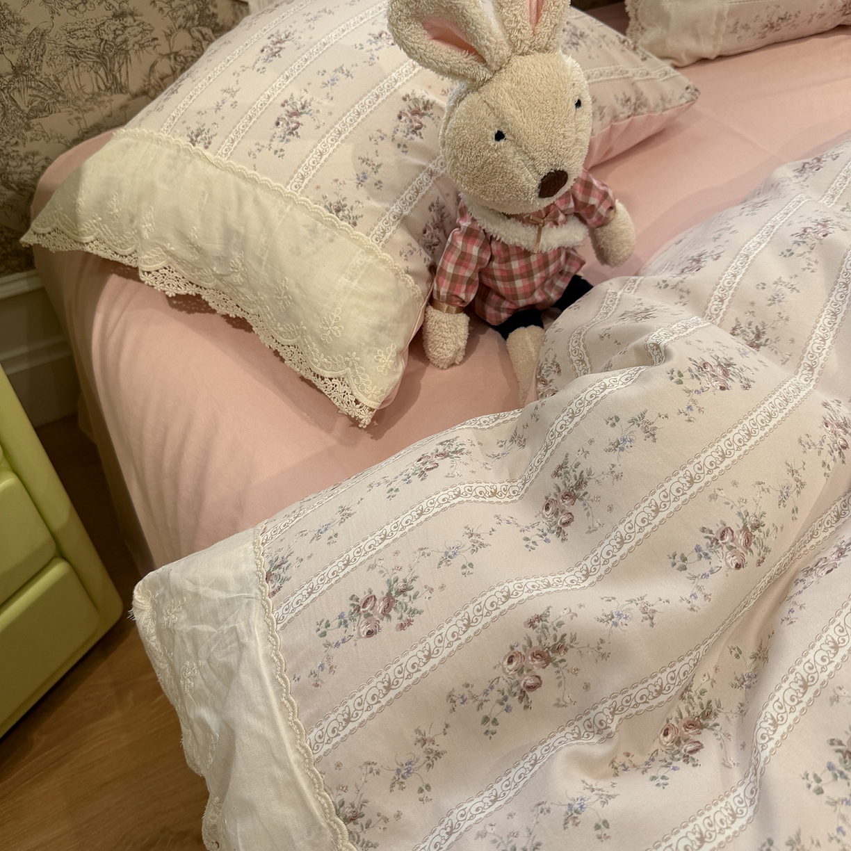 91家纺网 家纺一手货源 找家纺 盼季家纺 2026新款舒适皱皱纱印花蕾丝花边四件套 复古蕾丝花边-舒芙蕾