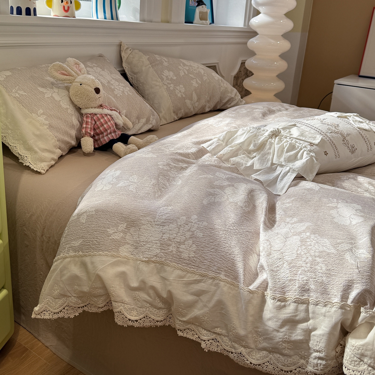 91家纺网 家纺一手货源 找家纺 盼季家纺 2026新款舒适皱皱纱印花蕾丝花边四件套 复古蕾丝花边-素暖