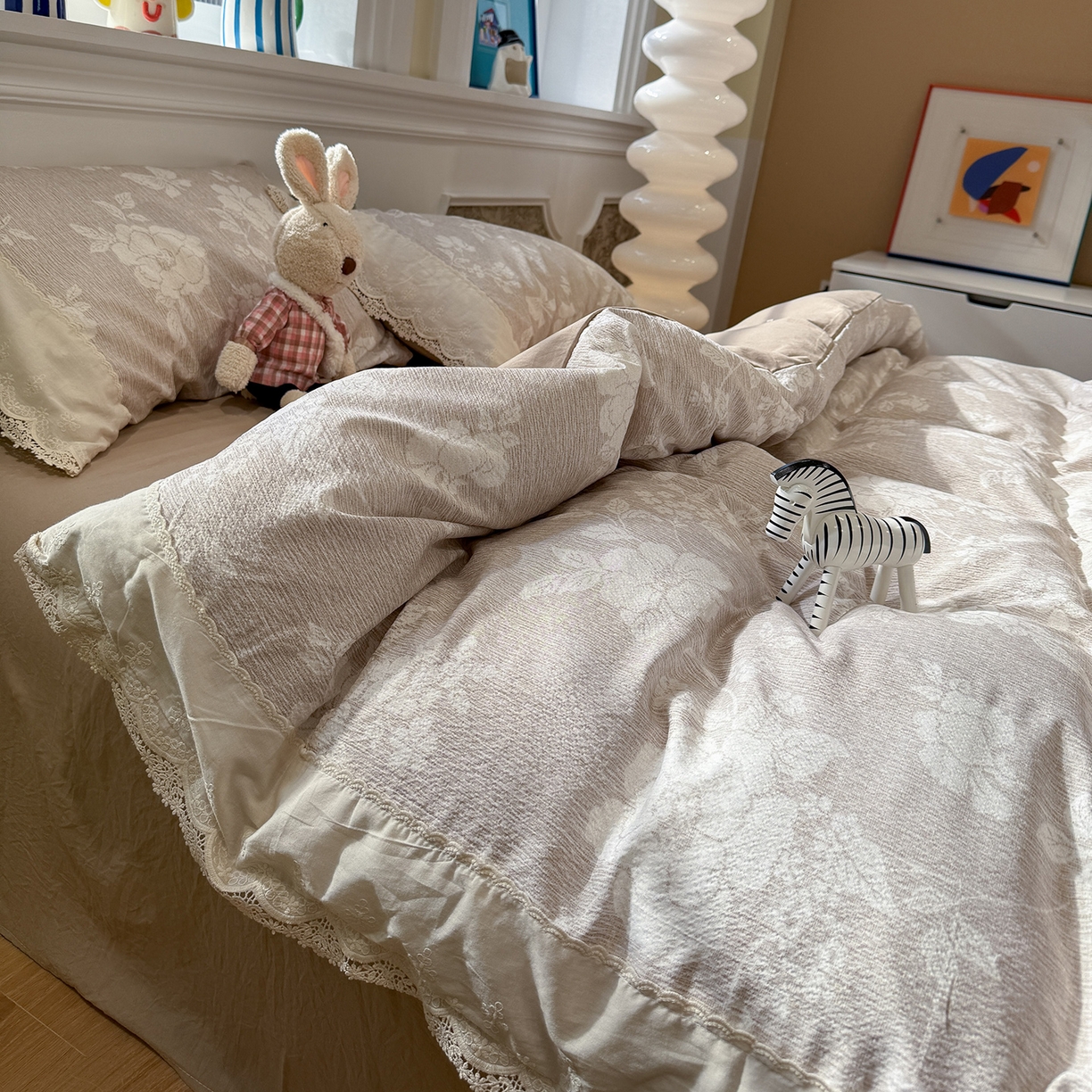 91家纺网 家纺一手货源 找家纺 盼季家纺 2026新款舒适皱皱纱印花蕾丝花边四件套 复古蕾丝花边-素暖