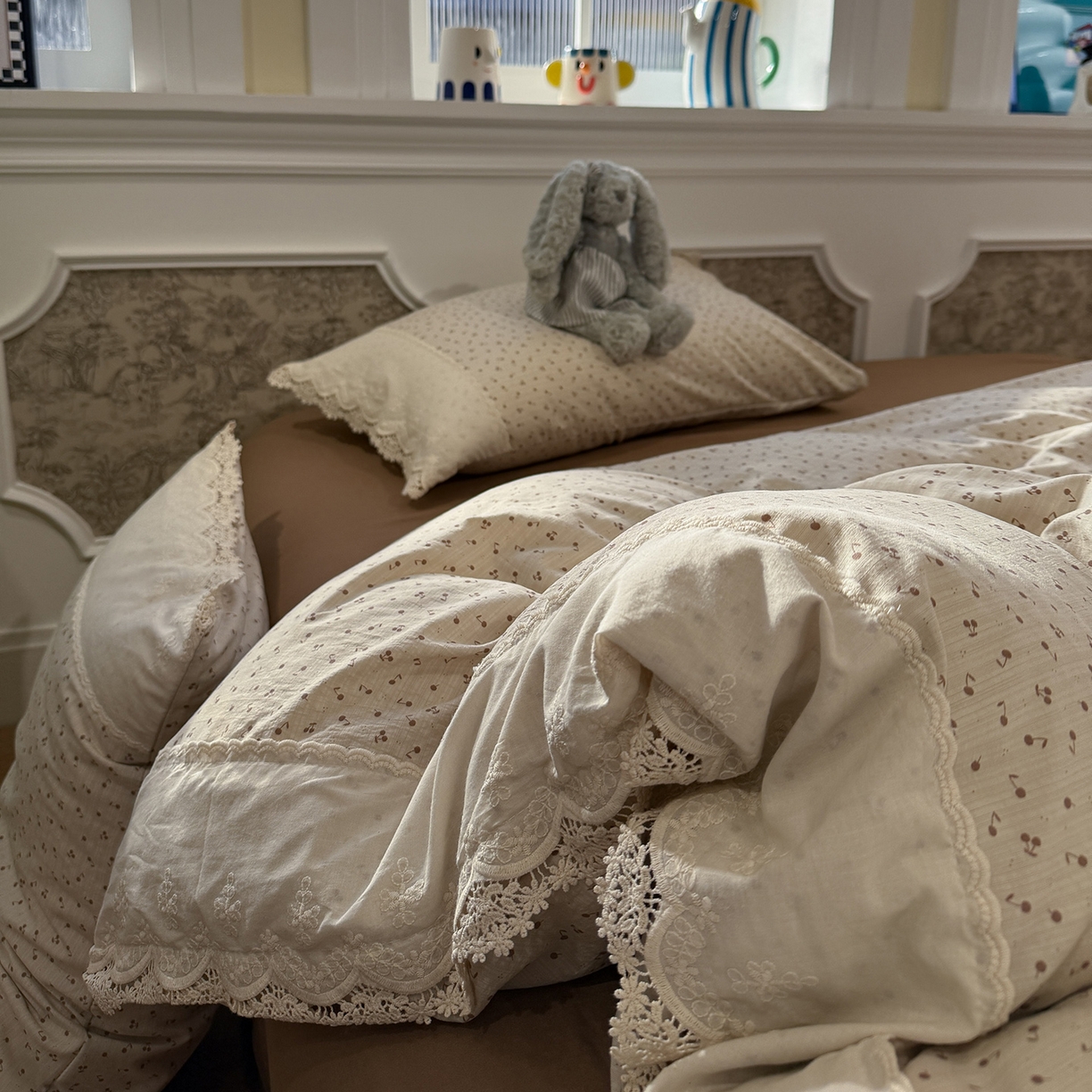 91家纺网 家纺一手货源 找家纺 盼季家纺 2026新款舒适皱皱纱印花蕾丝花边四件套 复古蕾丝花边-小樱桃