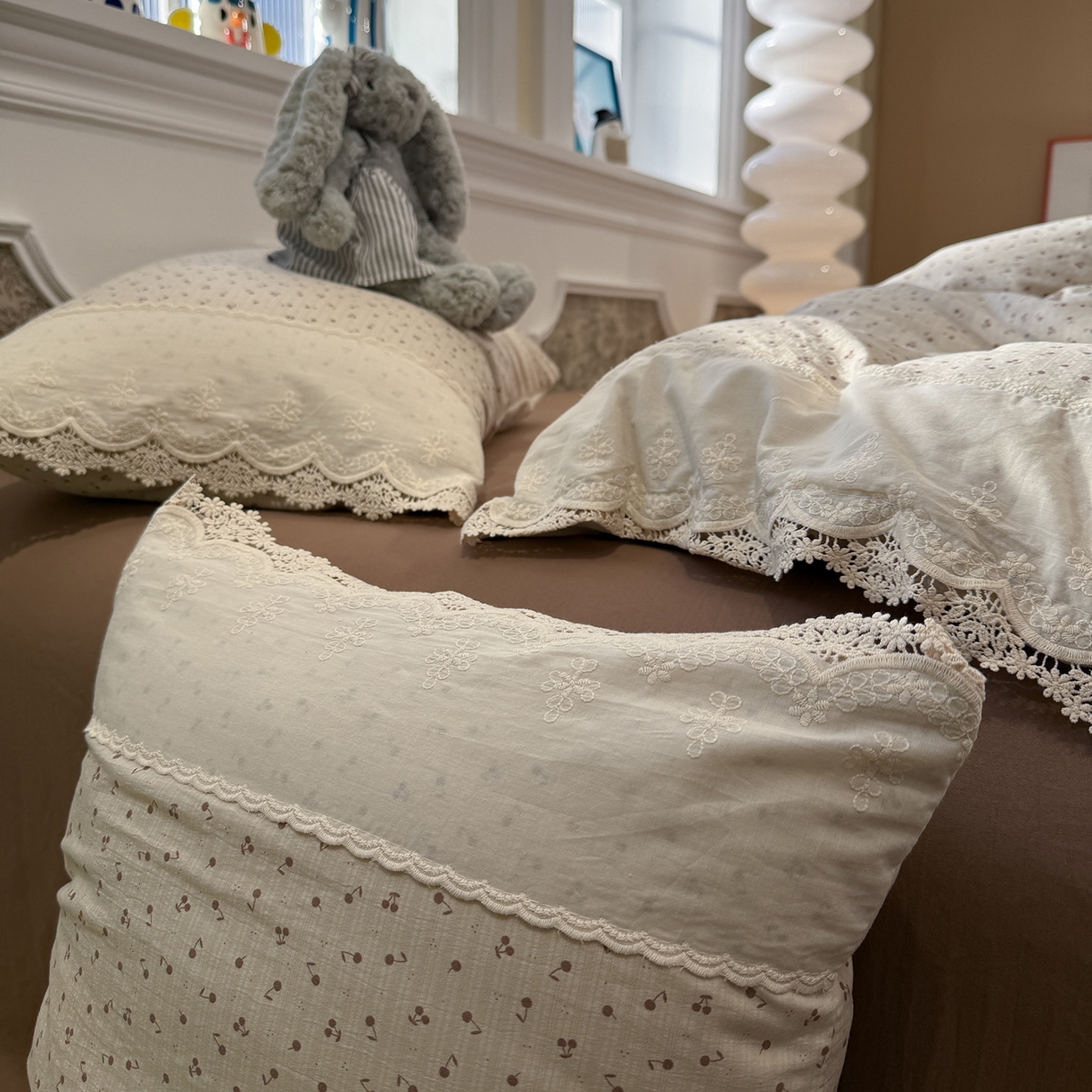 91家纺网 家纺一手货源 找家纺 盼季家纺 2026新款舒适皱皱纱印花蕾丝花边四件套 复古蕾丝花边-小樱桃