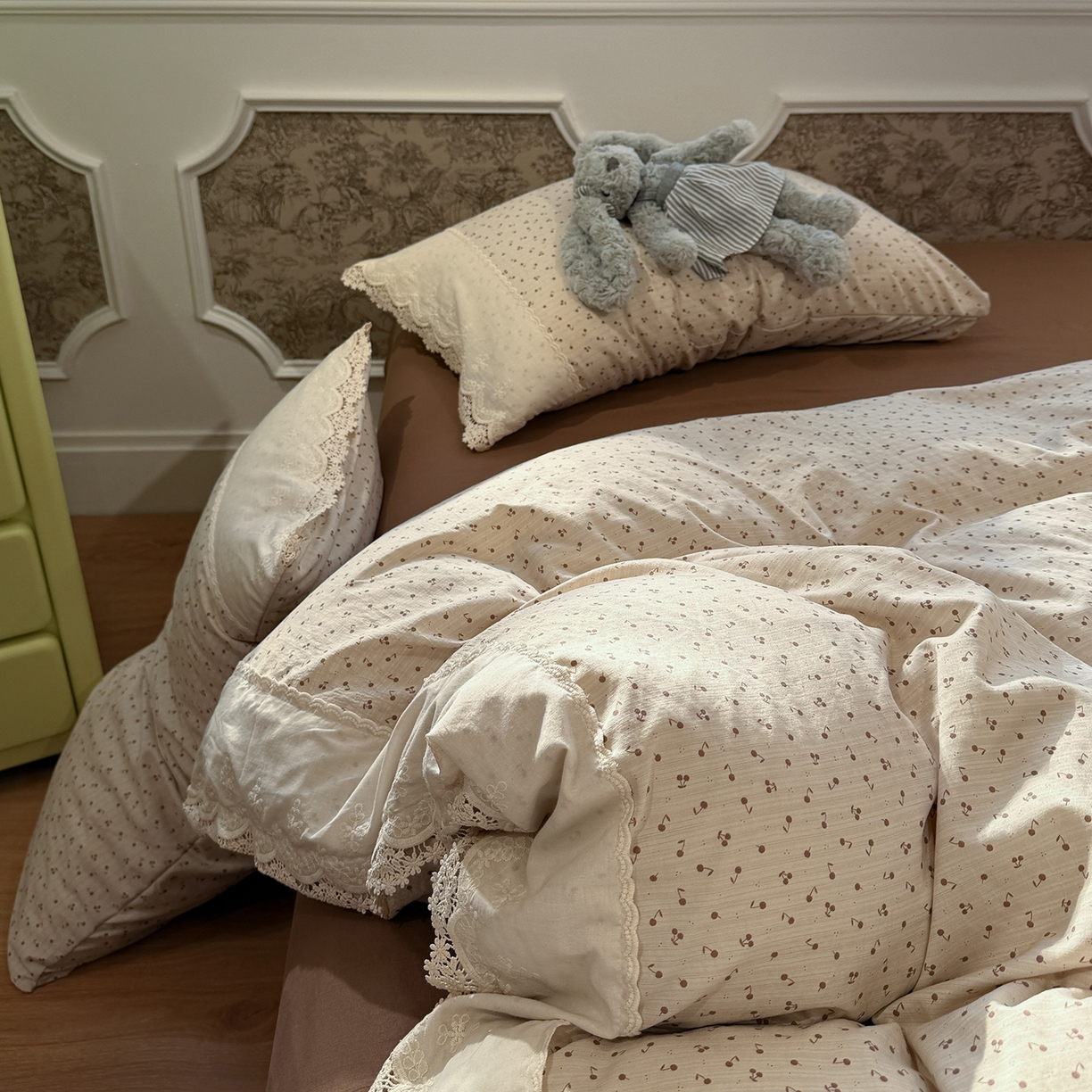 91家纺网 家纺一手货源 找家纺 盼季家纺 2026新款舒适皱皱纱印花蕾丝花边四件套 复古蕾丝花边-小樱桃