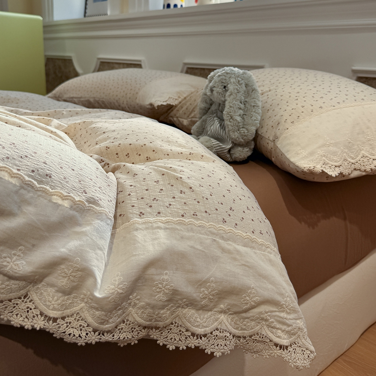 91家纺网 家纺一手货源 找家纺 盼季家纺 2026新款舒适皱皱纱印花蕾丝花边四件套 复古蕾丝花边-小樱桃