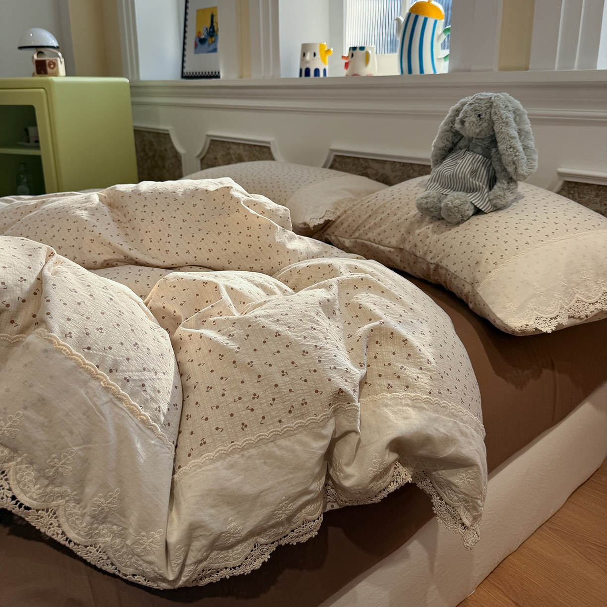 91家纺网 家纺一手货源 找家纺 盼季家纺 2026新款舒适皱皱纱印花蕾丝花边四件套 复古蕾丝花边-小樱桃