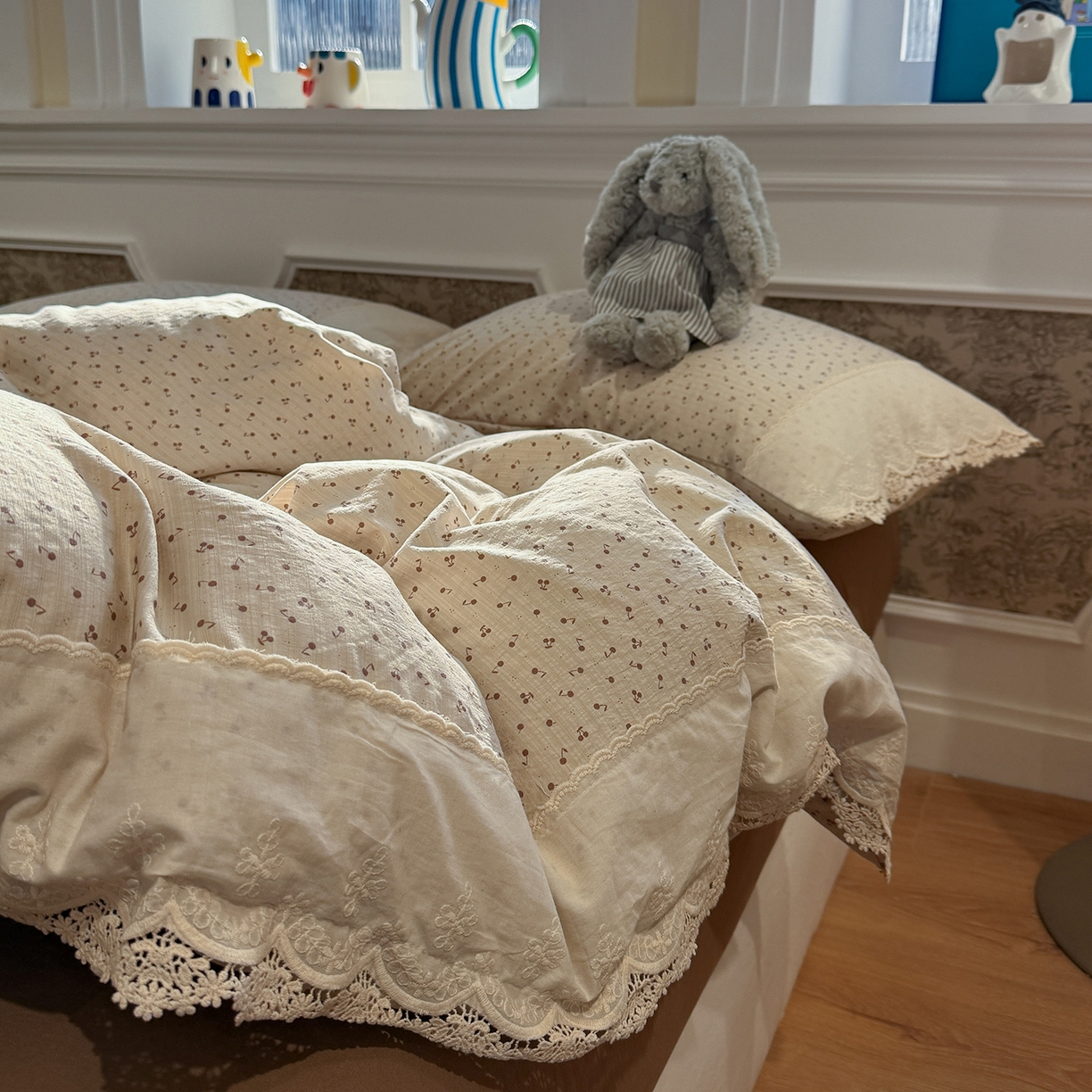 91家纺网 家纺一手货源 找家纺 盼季家纺 2026新款舒适皱皱纱印花蕾丝花边四件套 复古蕾丝花边-小樱桃