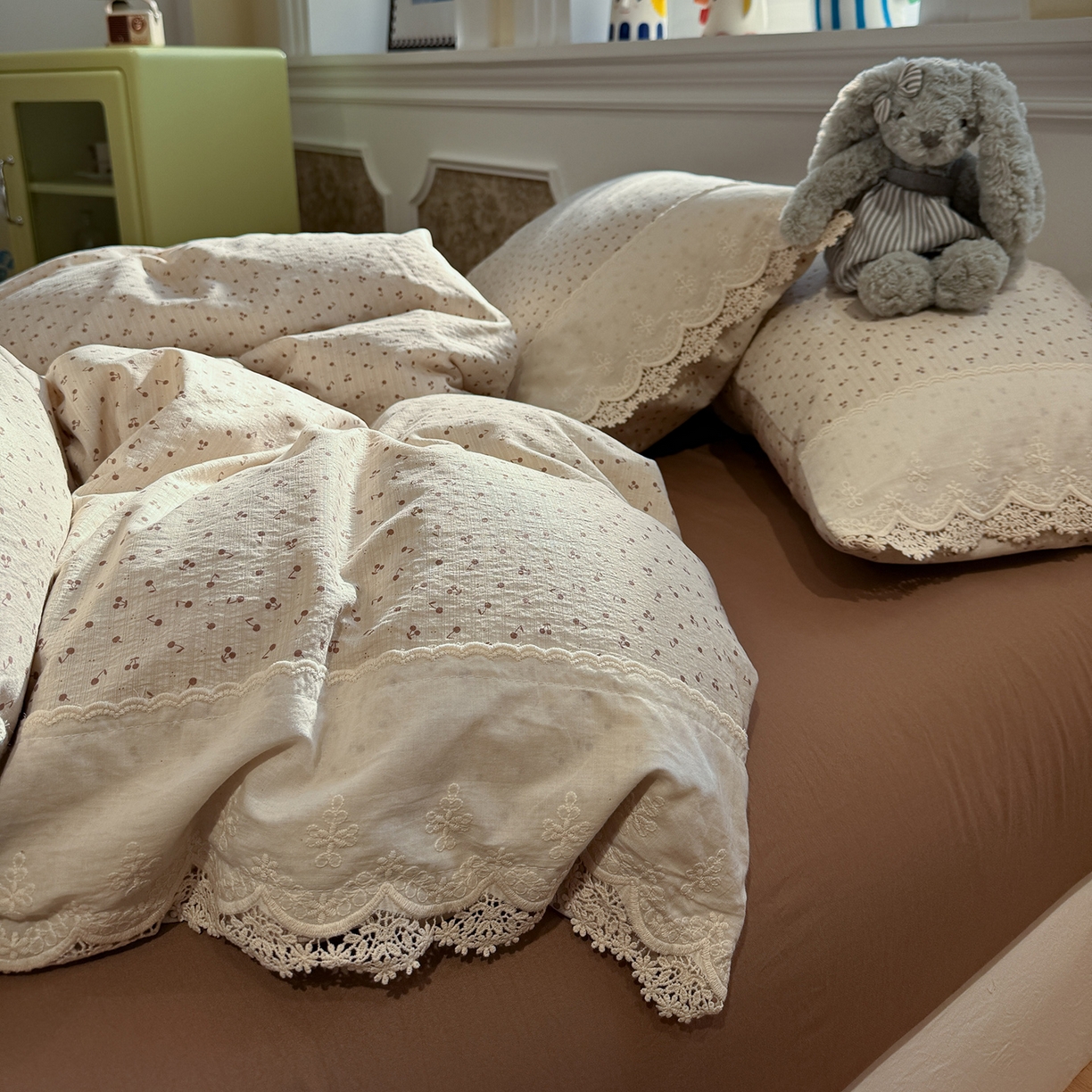 91家纺网 家纺一手货源 找家纺 盼季家纺 2026新款舒适皱皱纱印花蕾丝花边四件套 复古蕾丝花边-小樱桃