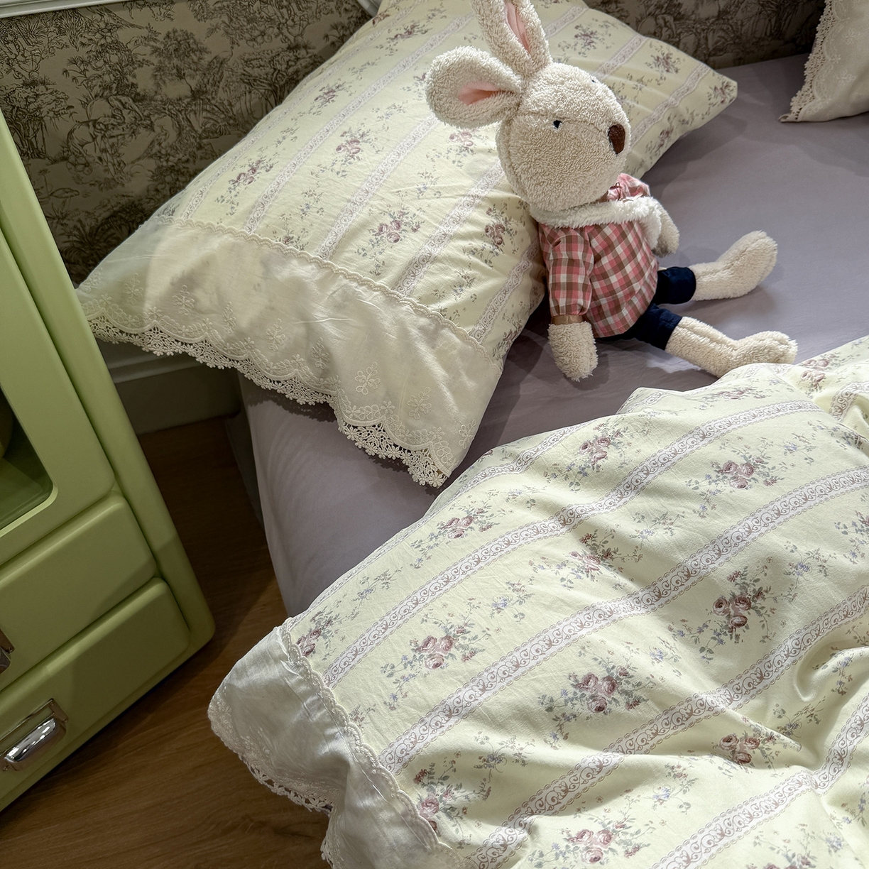 91家纺网 家纺一手货源 找家纺 盼季家纺 2026新款舒适皱皱纱印花蕾丝花边四件套 复古蕾丝花边-珍妮