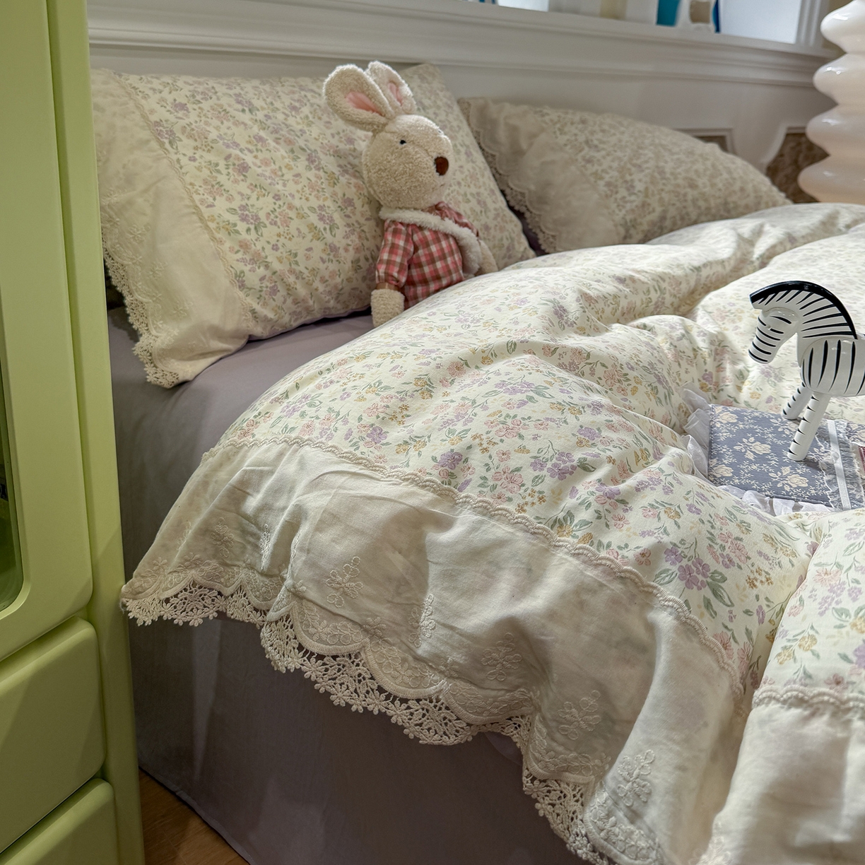 91家纺网 家纺一手货源 找家纺 盼季家纺 2026新款舒适皱皱纱印花蕾丝花边四件套 复古蕾丝花边-紫琅