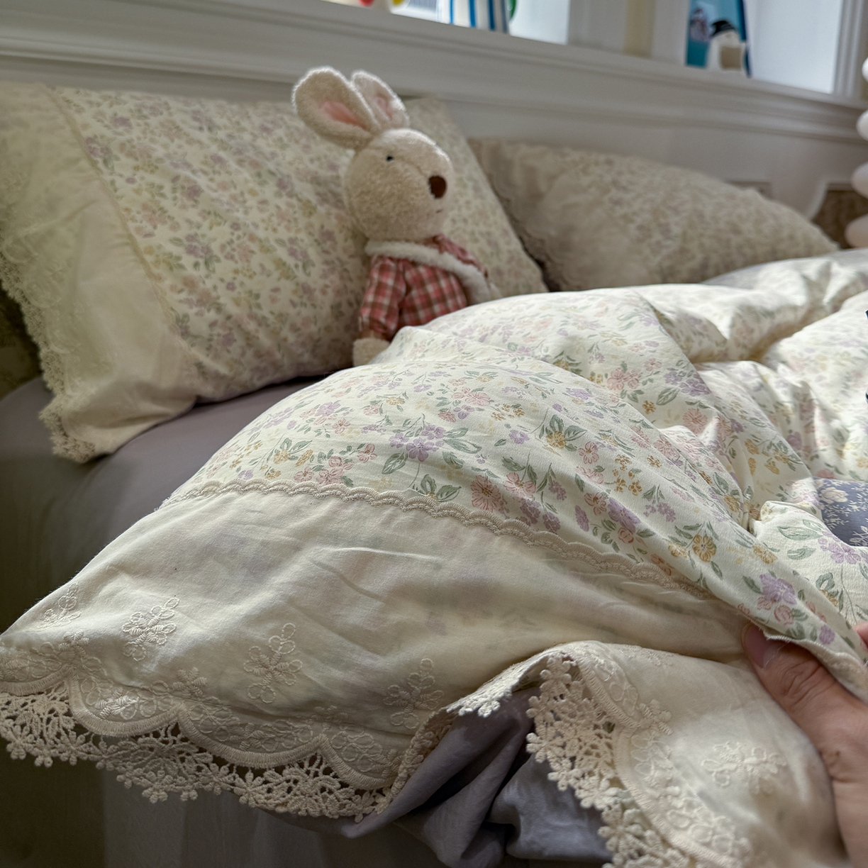 91家纺网 家纺一手货源 找家纺 盼季家纺 2026新款舒适皱皱纱印花蕾丝花边四件套 复古蕾丝花边-紫琅