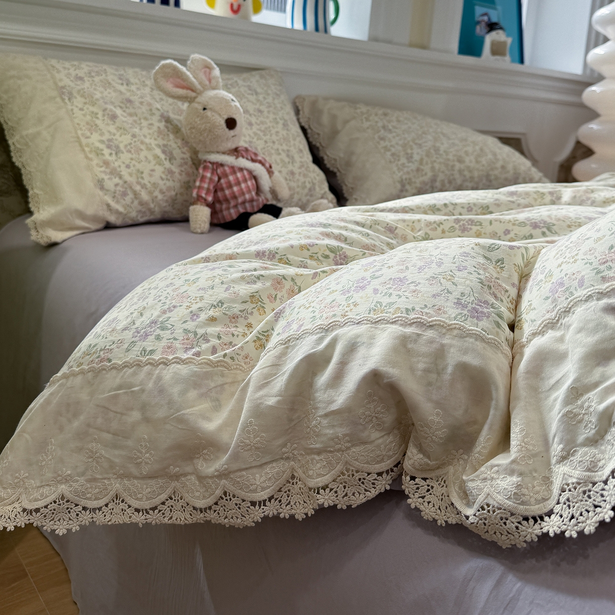 91家纺网 家纺一手货源 找家纺 盼季家纺 2026新款舒适皱皱纱印花蕾丝花边四件套 复古蕾丝花边-紫琅