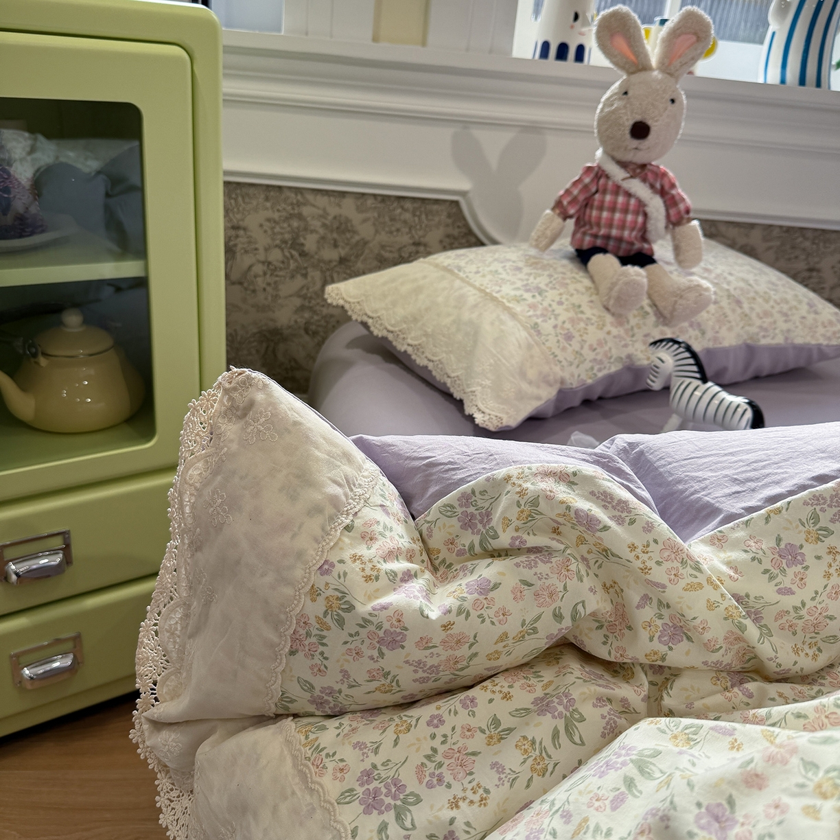 91家纺网 家纺一手货源 找家纺 盼季家纺 2026新款舒适皱皱纱印花蕾丝花边四件套 复古蕾丝花边-紫琅