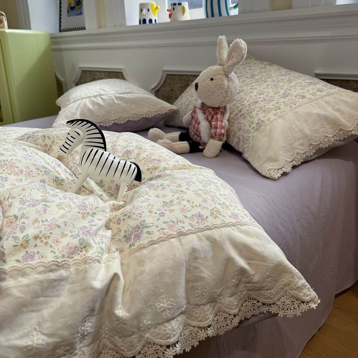 91家纺网 家纺一手货源 找家纺 盼季家纺 2026新款舒适皱皱纱印花蕾丝花边四件套 复古蕾丝花边-紫琅