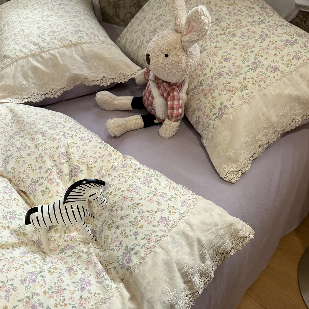 91家纺网 家纺一手货源 找家纺 盼季家纺 2026新款舒适皱皱纱印花蕾丝花边四件套 复古蕾丝花边-紫琅