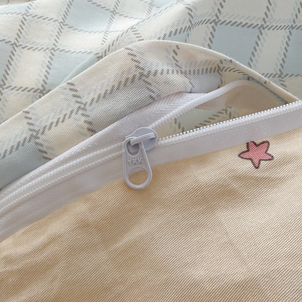 91家纺网 家纺一手货源 找家纺 乐童家纺 2026新款全棉网红直播爆款吊边一字绣工艺款四件套-系列三 休闲格小狗