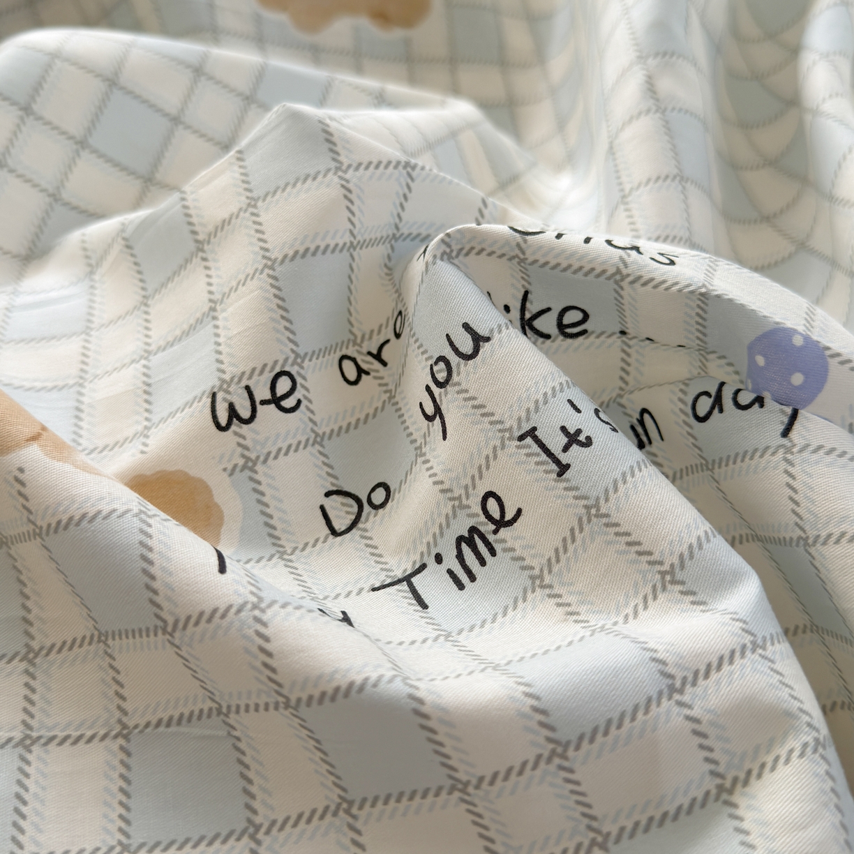 91家纺网 家纺一手货源 找家纺 乐童家纺 2026新款全棉网红直播爆款吊边一字绣工艺款四件套-系列三 休闲格小狗