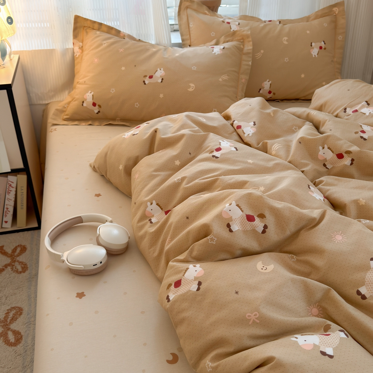 91家纺网 家纺一手货源 找家纺 乐童家纺 2026新款全棉网红直播爆款吊边一字绣工艺款四件套-系列三 小木马