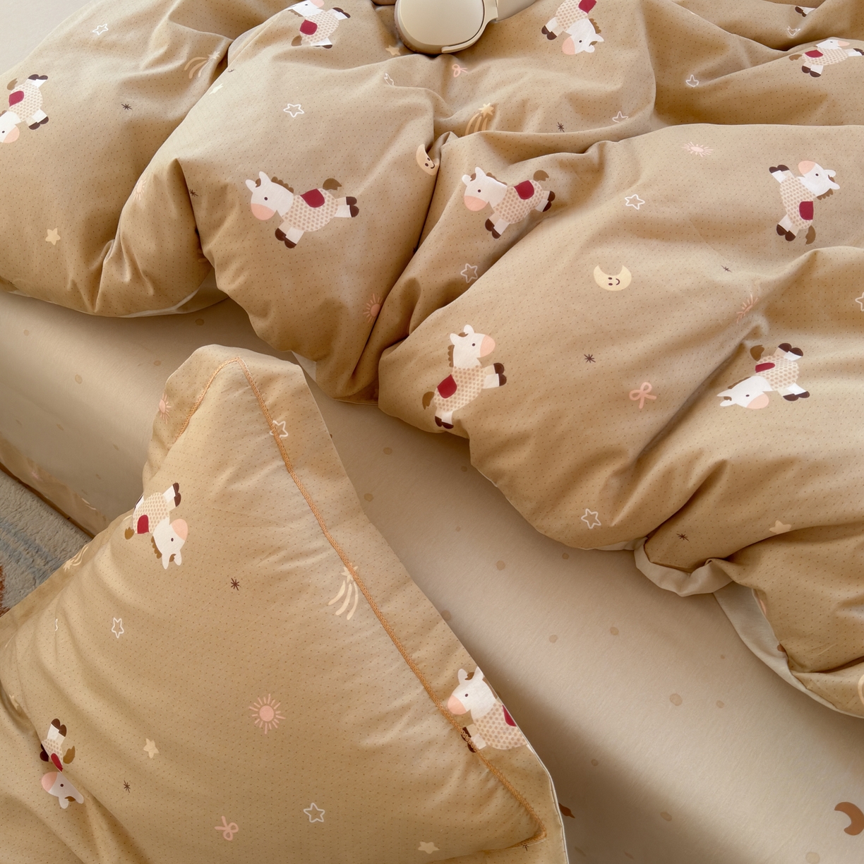 91家纺网 家纺一手货源 找家纺 乐童家纺 2026新款全棉网红直播爆款吊边一字绣工艺款四件套-系列三 小木马