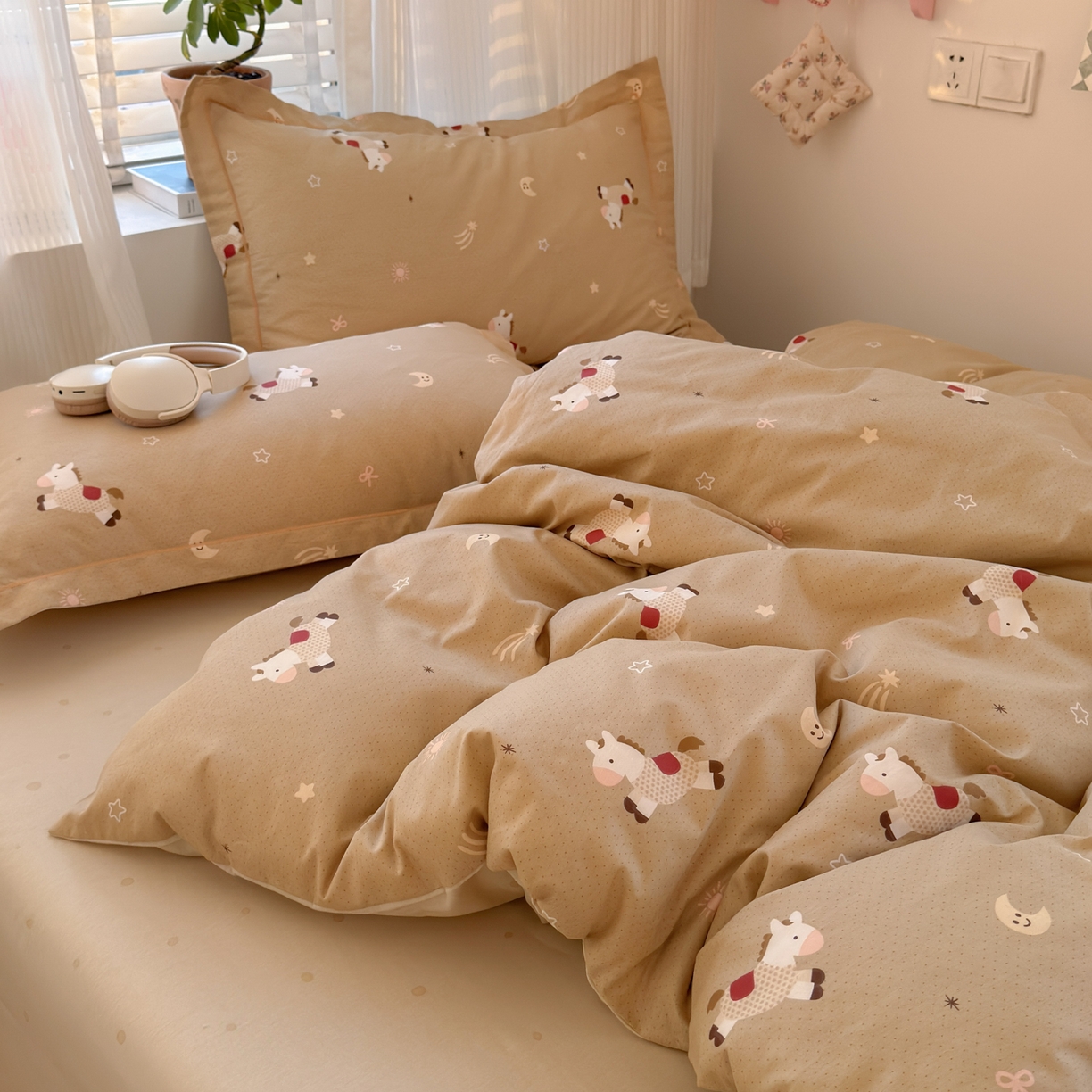 91家纺网 家纺一手货源 找家纺 乐童家纺 2026新款全棉网红直播爆款吊边一字绣工艺款四件套-系列三 小木马