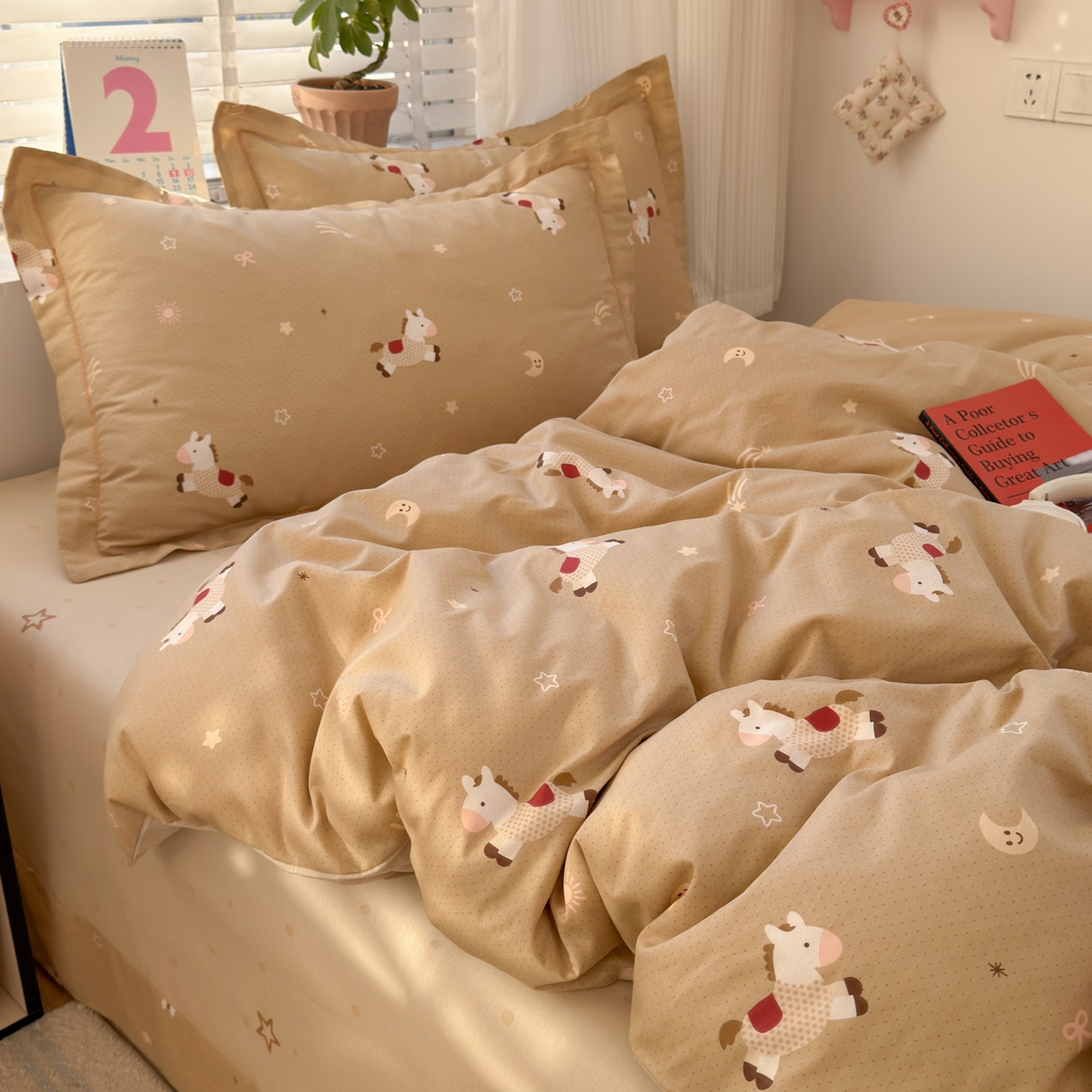 91家纺网 家纺一手货源 找家纺 乐童家纺 2026新款全棉网红直播爆款吊边一字绣工艺款四件套-系列三 小木马