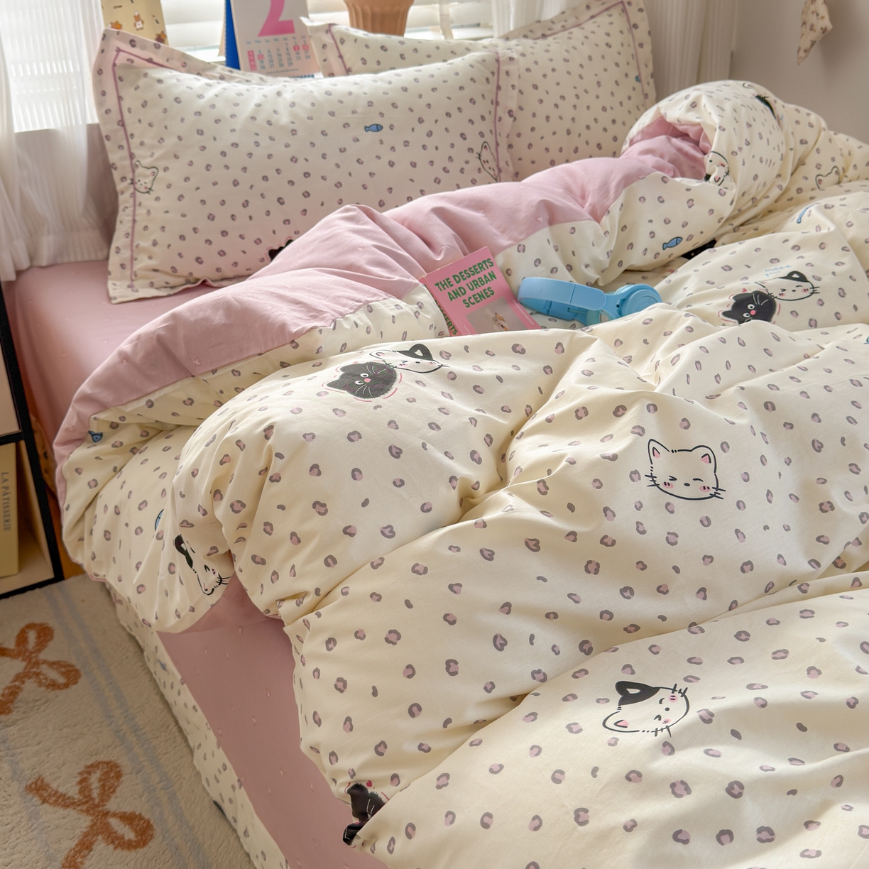 91家纺网 家纺一手货源 找家纺 乐童家纺 2026新款全棉网红直播爆款吊边一字绣工艺款四件套-系列三 粉红顽皮猫