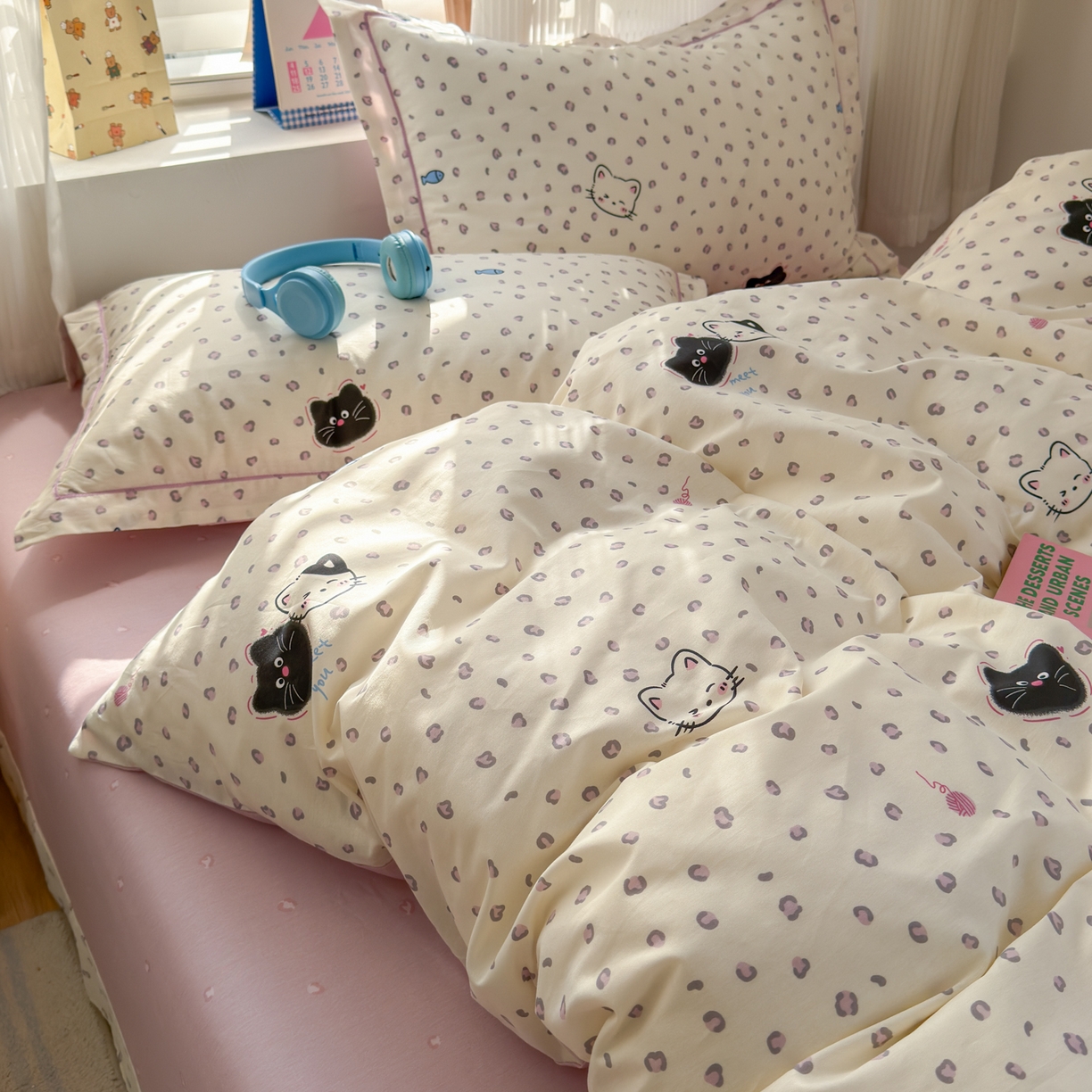 91家纺网 家纺一手货源 找家纺 乐童家纺 2026新款全棉网红直播爆款吊边一字绣工艺款四件套-系列三 粉红顽皮猫