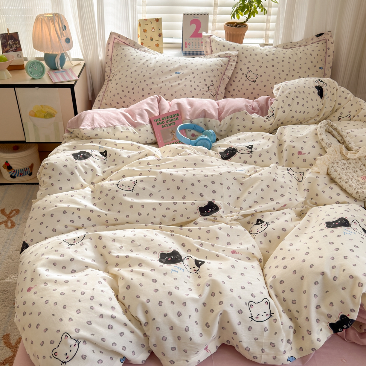 91家纺网 家纺一手货源 找家纺 乐童家纺 2026新款全棉网红直播爆款吊边一字绣工艺款四件套-系列三 粉红顽皮猫