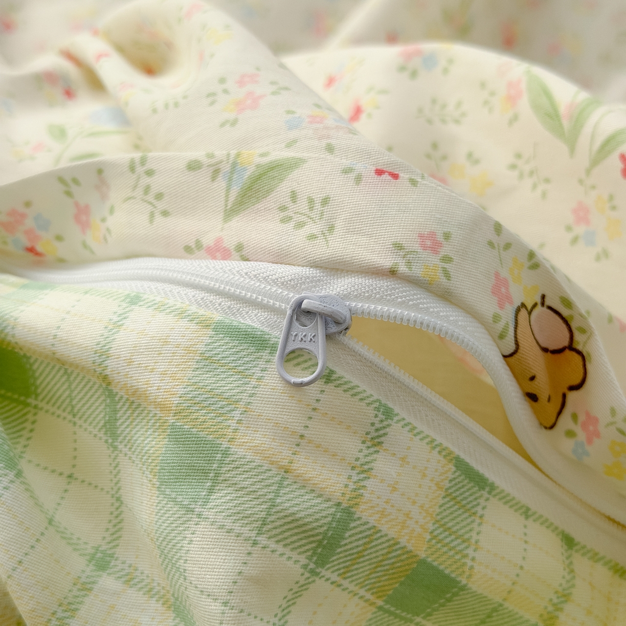 91家纺网 家纺一手货源 找家纺 乐童家纺 2026新款全棉网红直播爆款吊边一字绣工艺款四件套-系列三 丛间蜜语