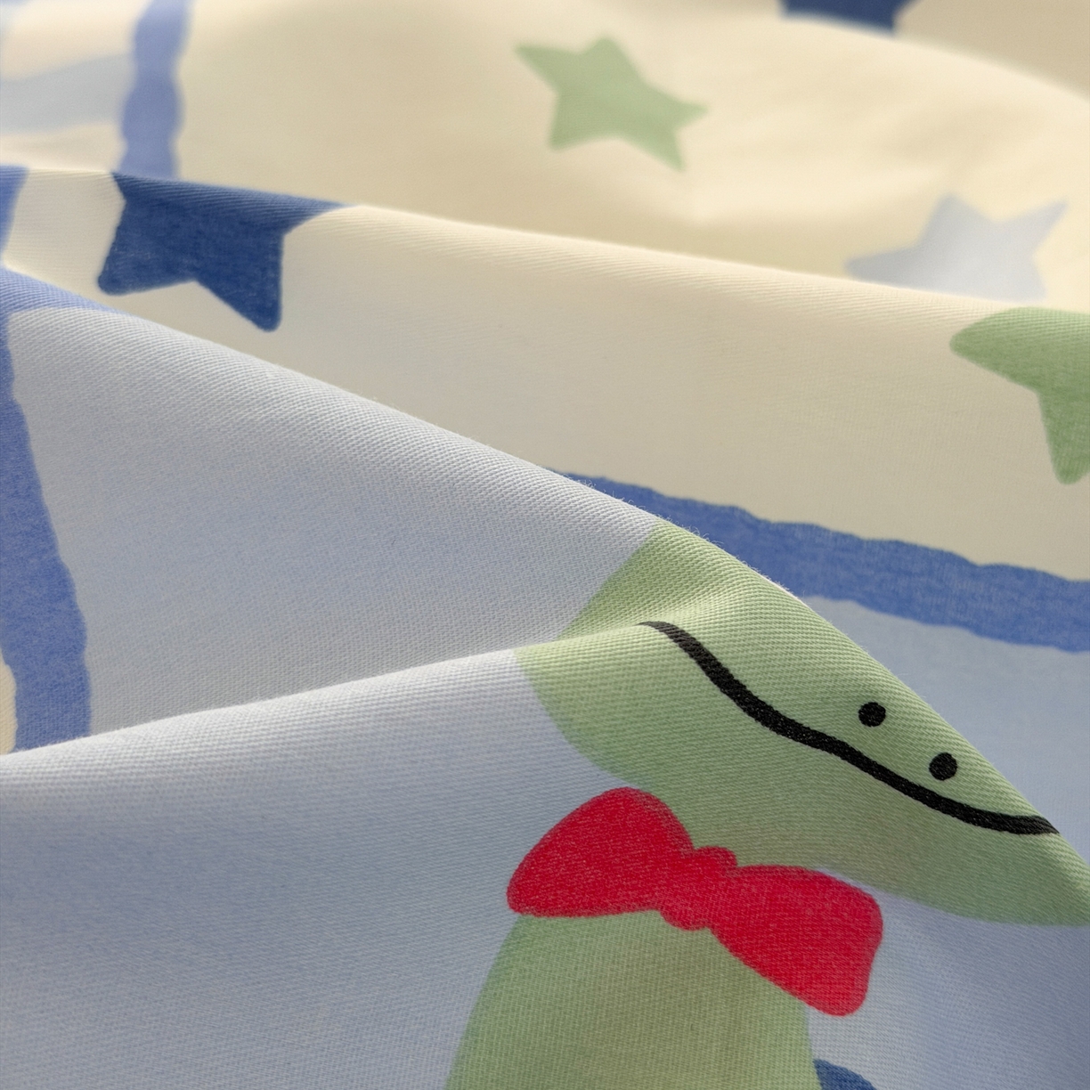 91家纺网 家纺一手货源 找家纺 乐童家纺 2026新款全棉网红直播爆款吊边一字绣工艺款四件套-系列三 小恐龙