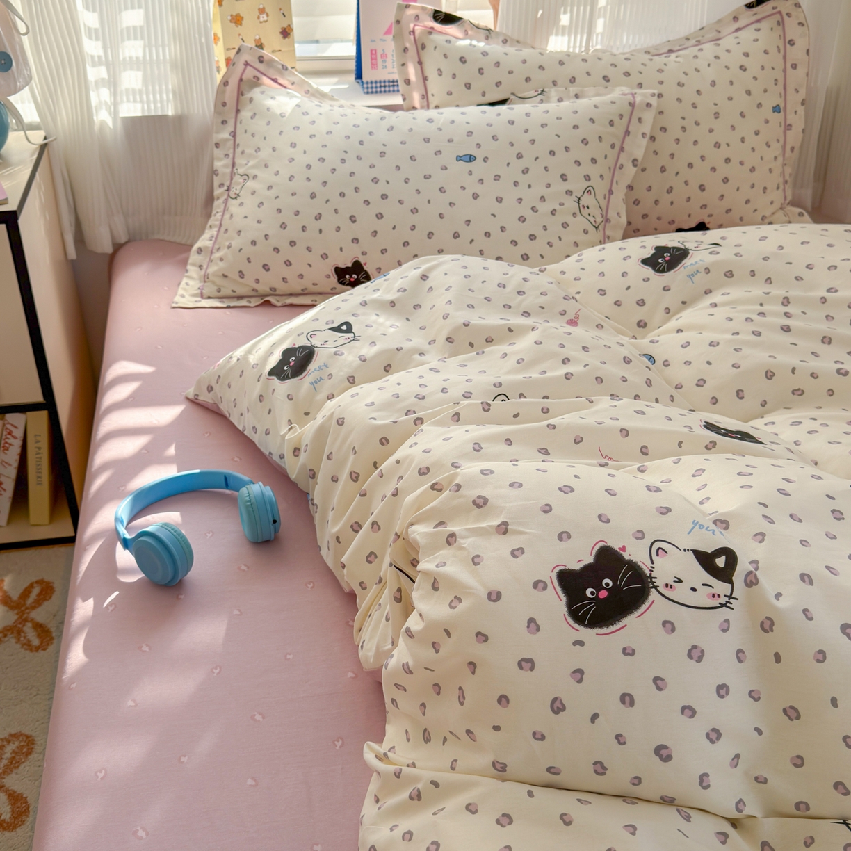 91家纺网 家纺一手货源 找家纺 乐童家纺 2026新款全棉网红直播爆款吊边一字绣工艺款四件套-系列三 粉红顽皮猫