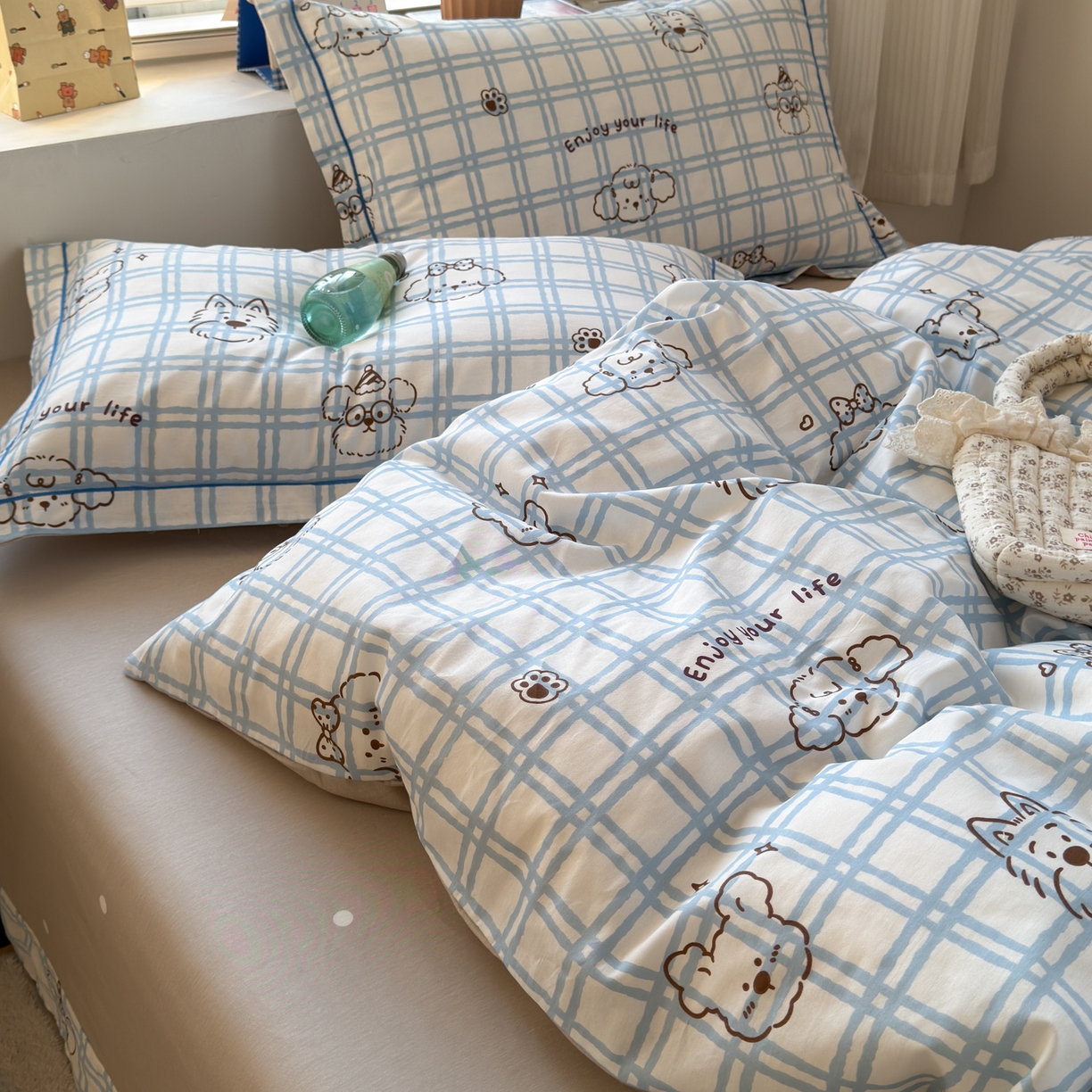 91家纺网 家纺一手货源 找家纺 乐童家纺 2026新款全棉网红直播爆款吊边一字绣工艺款四件套-系列三 可爱棕熊