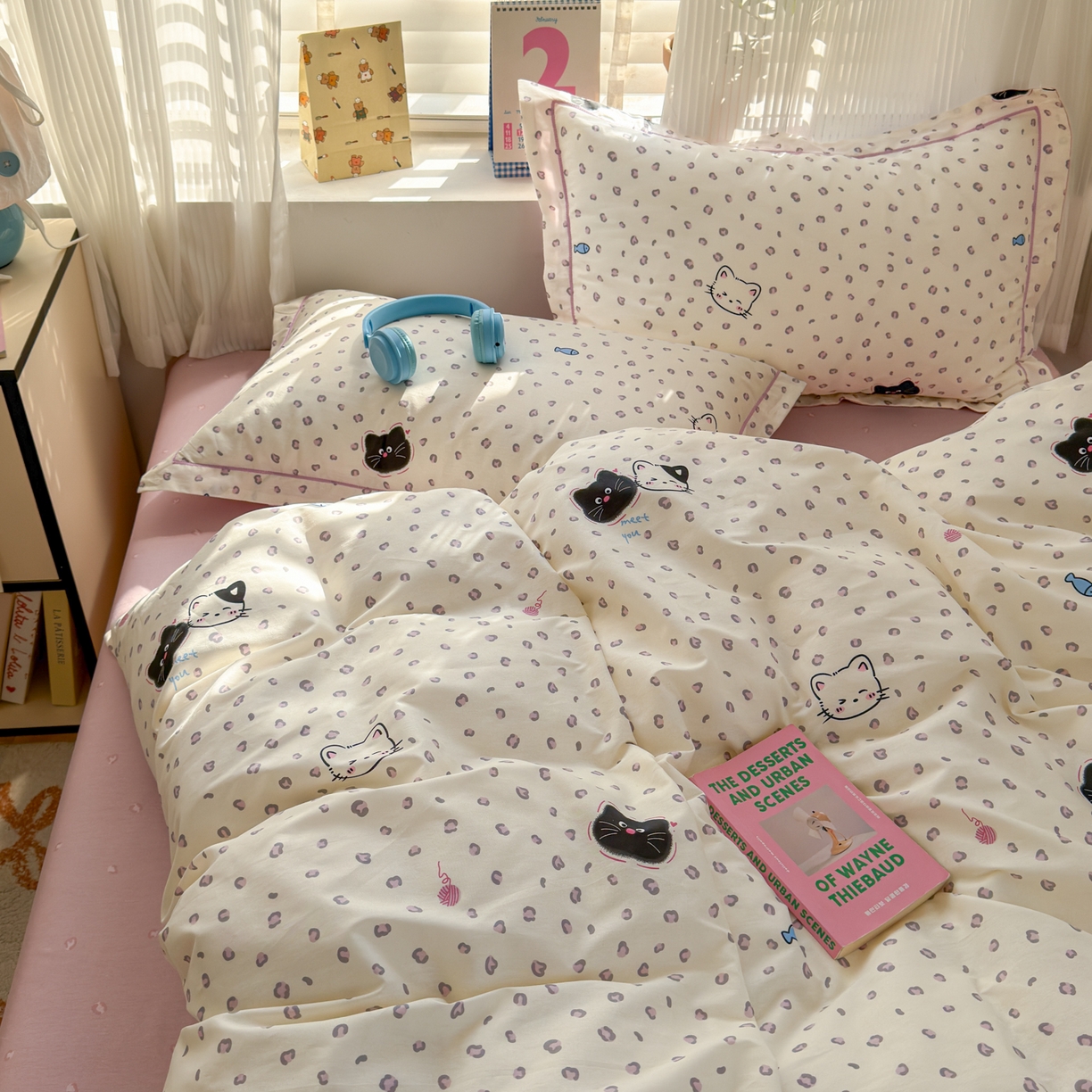 91家纺网 家纺一手货源 找家纺 乐童家纺 2026新款全棉网红直播爆款吊边一字绣工艺款四件套-系列三 粉红顽皮猫