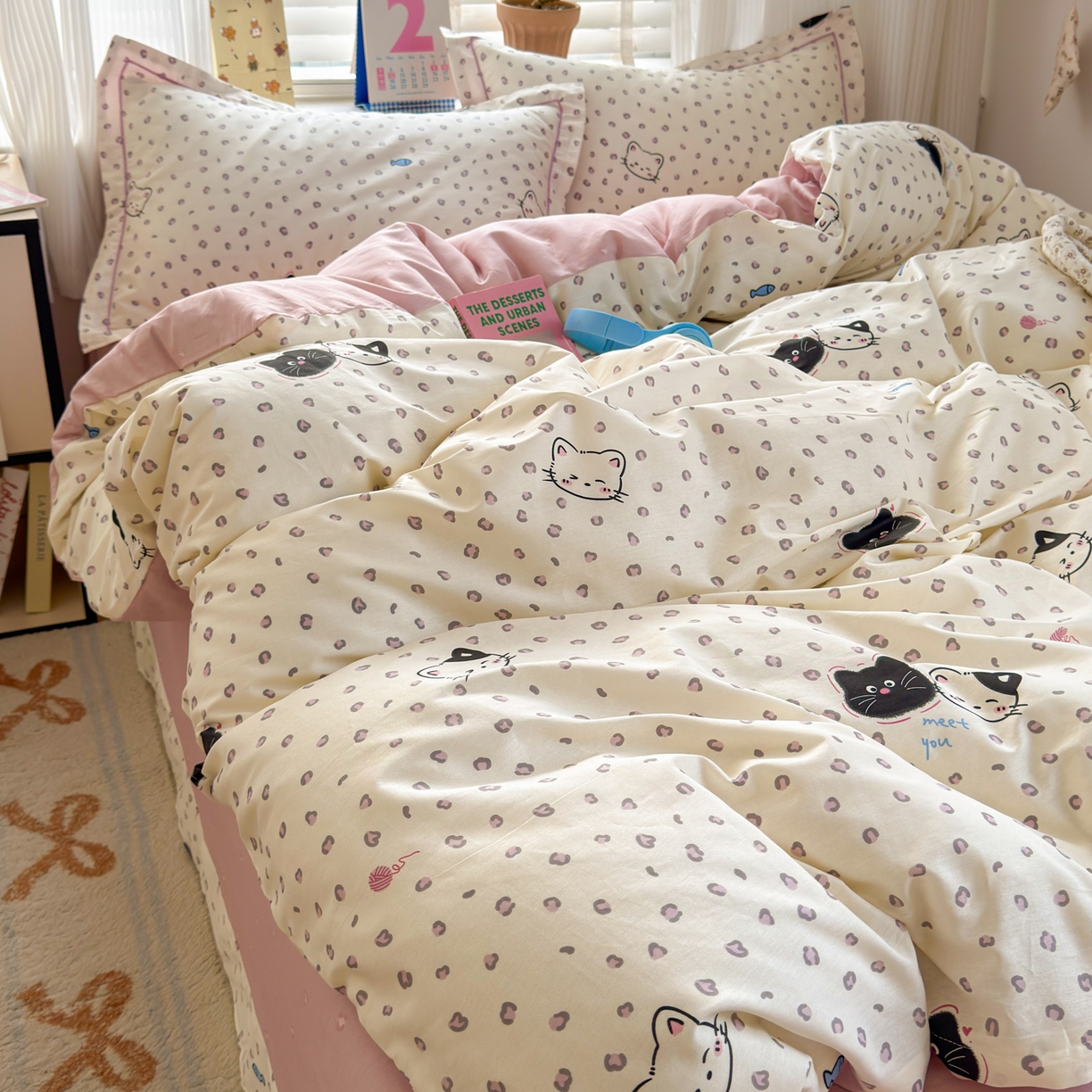 91家纺网 家纺一手货源 找家纺 乐童家纺 2026新款全棉网红直播爆款吊边一字绣工艺款四件套-系列三 粉红顽皮猫