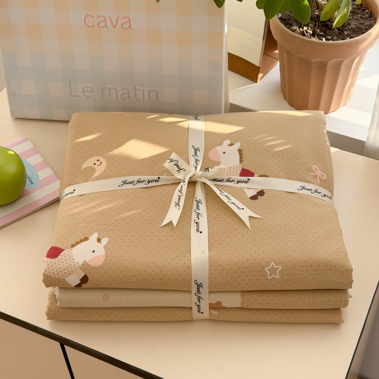 91家纺网 家纺一手货源 找家纺 乐童家纺 2026新款全棉网红直播爆款吊边一字绣工艺款四件套-系列三 小木马