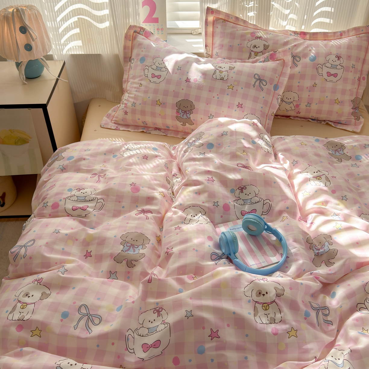 91家纺网 家纺一手货源 找家纺 乐童家纺 2026新款全棉网红直播爆款吊边一字绣工艺款四件套-系列三 粉格星星狗