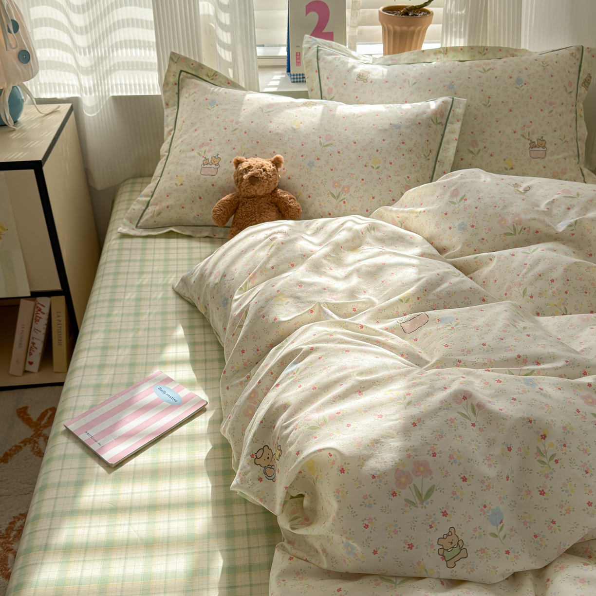 91家纺网 家纺一手货源 找家纺 乐童家纺 2026新款全棉网红直播爆款吊边一字绣工艺款四件套-系列三 丛间蜜语