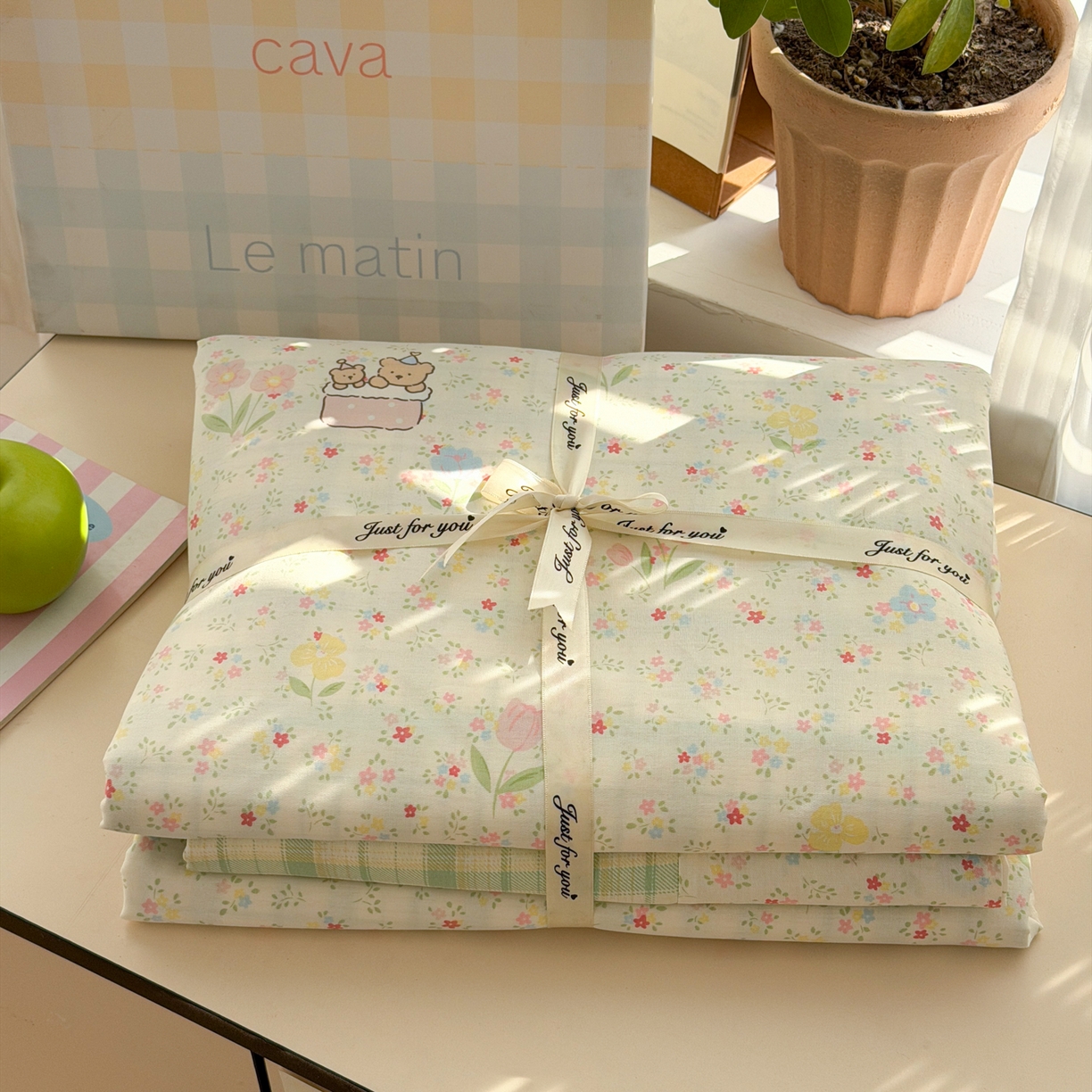 91家纺网 家纺一手货源 找家纺 乐童家纺 2026新款全棉网红直播爆款吊边一字绣工艺款四件套-系列三 丛间蜜语